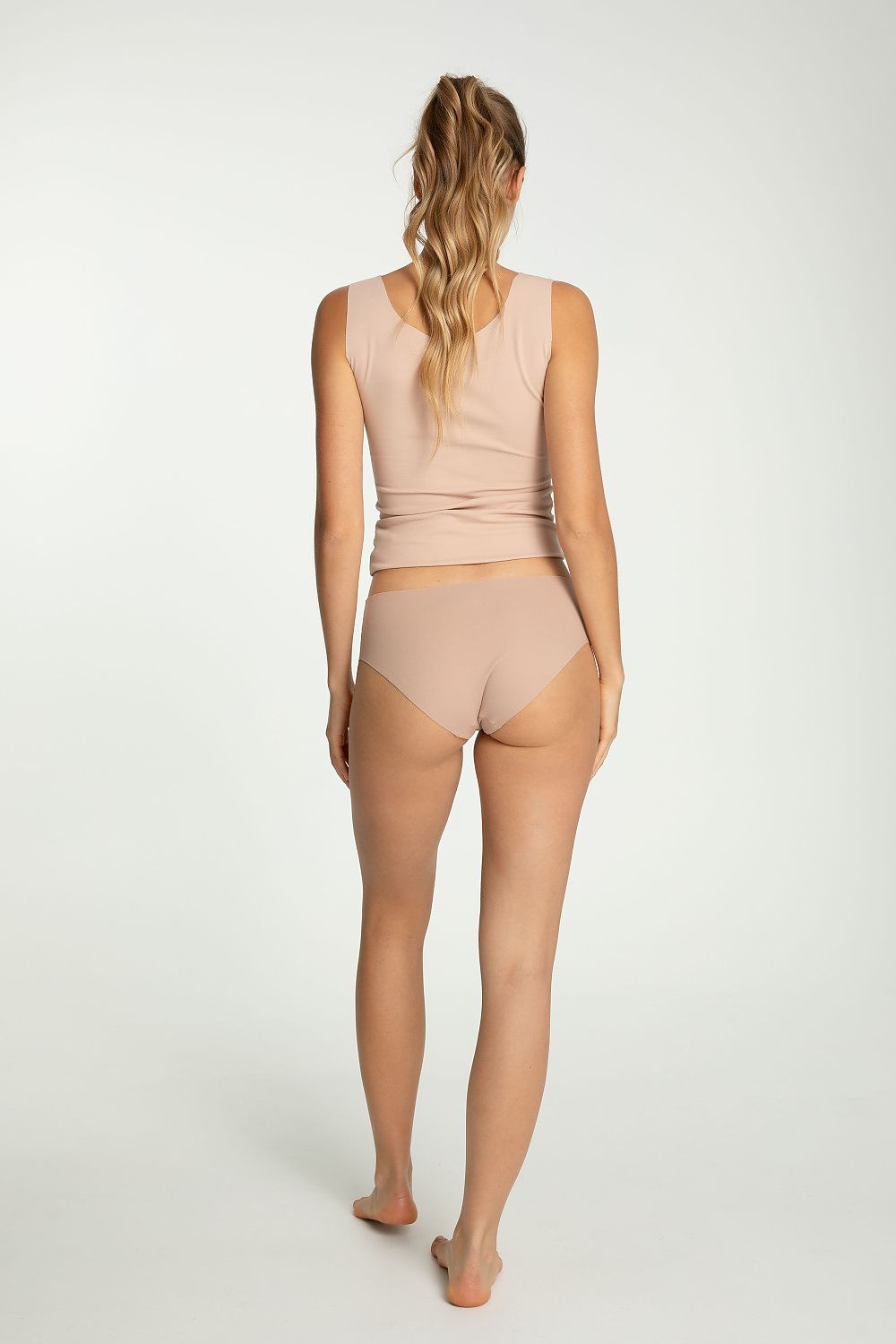 Culotte taille haute beige Julimex 220543, bords coupés laser, effet invisible, confort et maintien optimal.