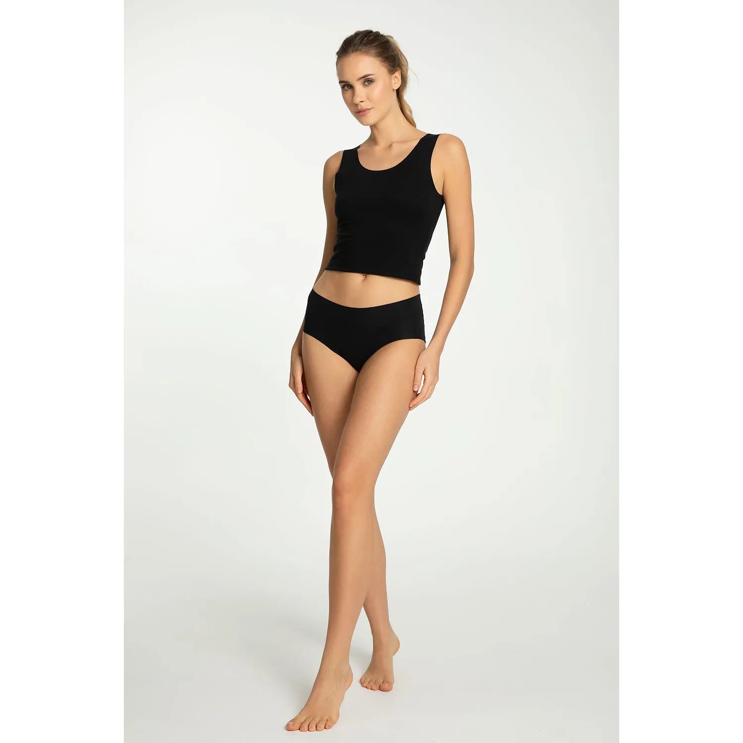 Culotte taille haute noire Julimex 220544, bords coupés laser, ajustement parfait, invisible sous vêtements, confort optimal.