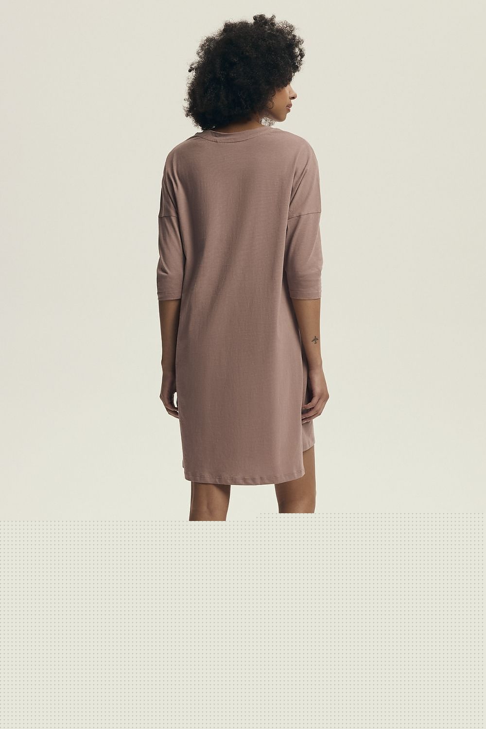 Chemise de nuit rose, manches 3/4, col rond, longueur genou, dos plus long, tissu doux et respirant, fentes latérales.