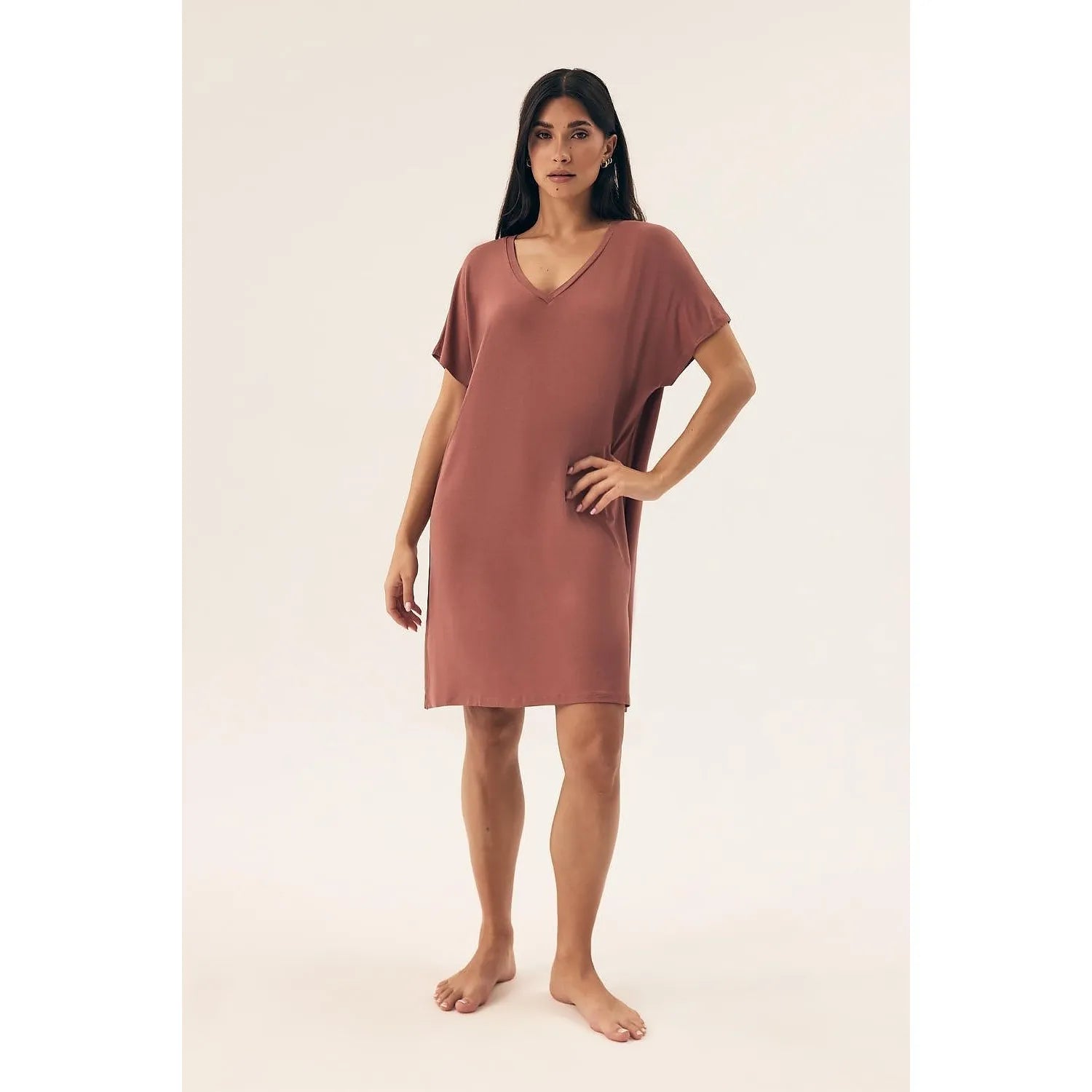 Chemise de nuit ample en viscose douce, couleur rose, coupe élégante, idéale pour détente et relaxation nocturne.