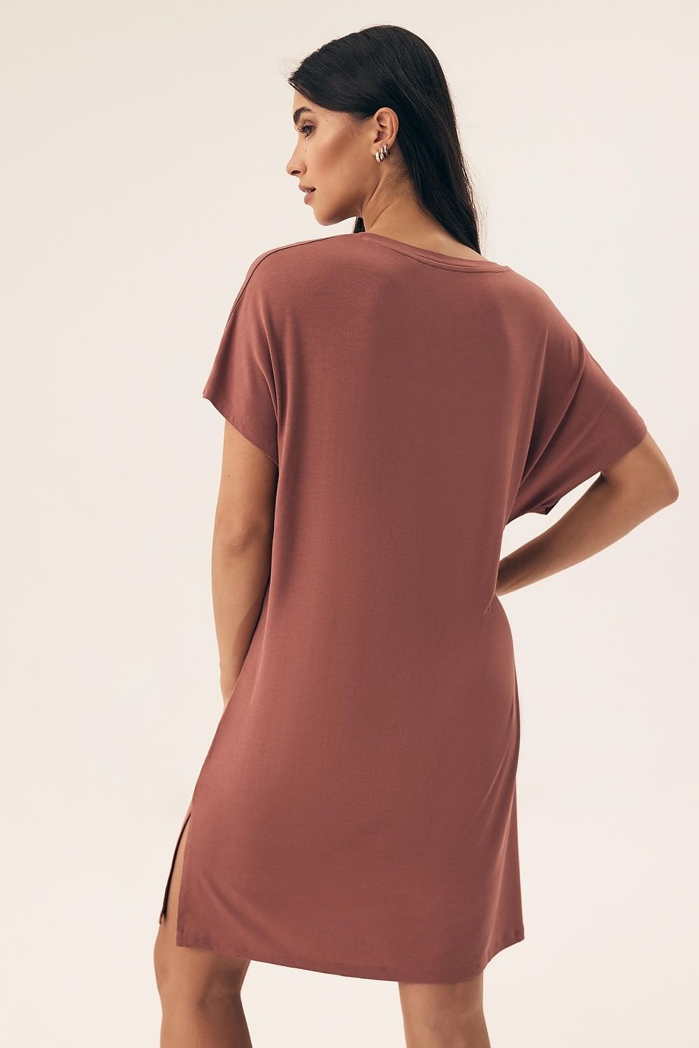 Chemise de nuit rose en viscose, coupe ample, manches courtes, décolleté en V, longueur genou, élégante et confortable.