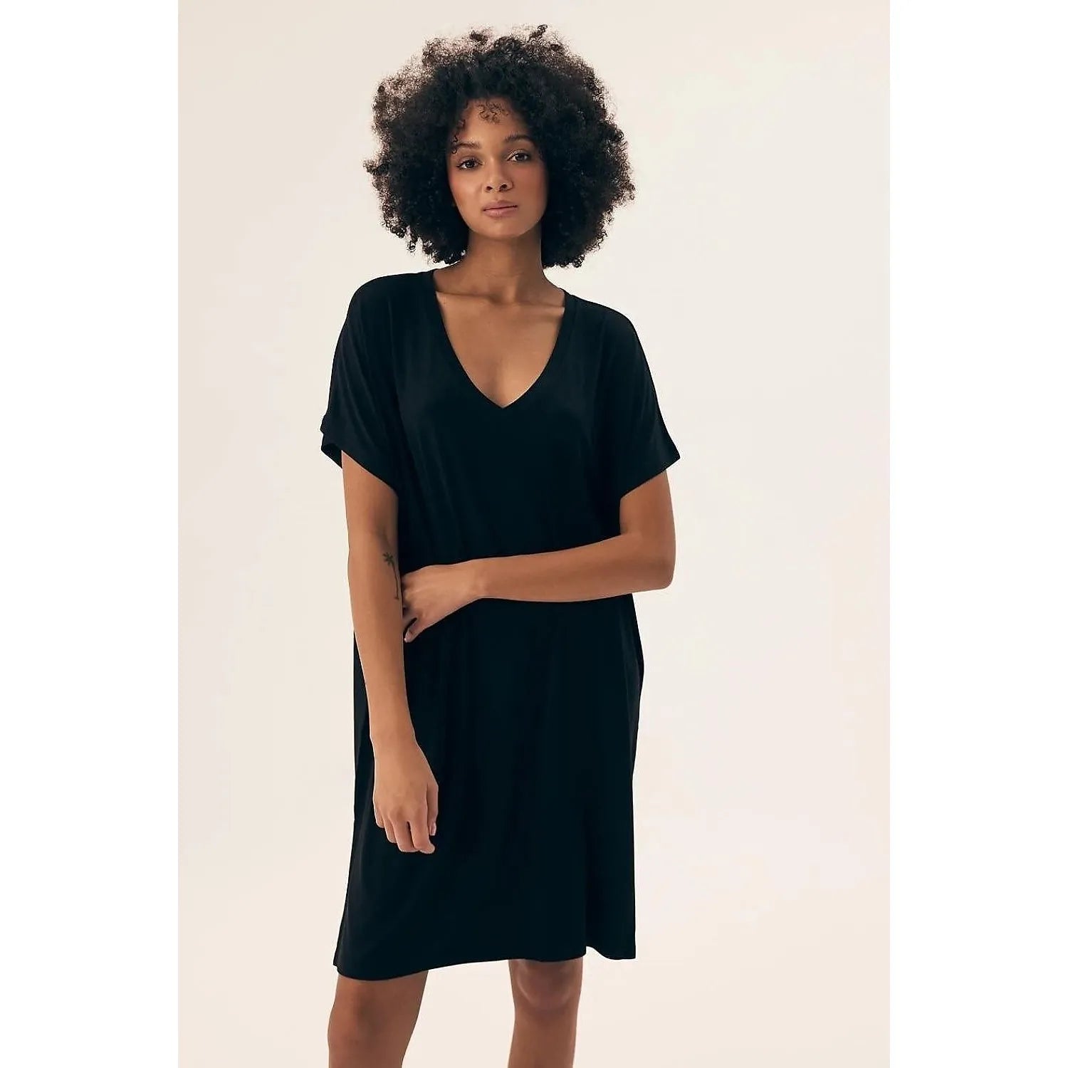 Chemise de nuit élégante Henderson 220982 viscose douce confort nuits longues liberté mouvement décolleté V manches courtes cadeau intime