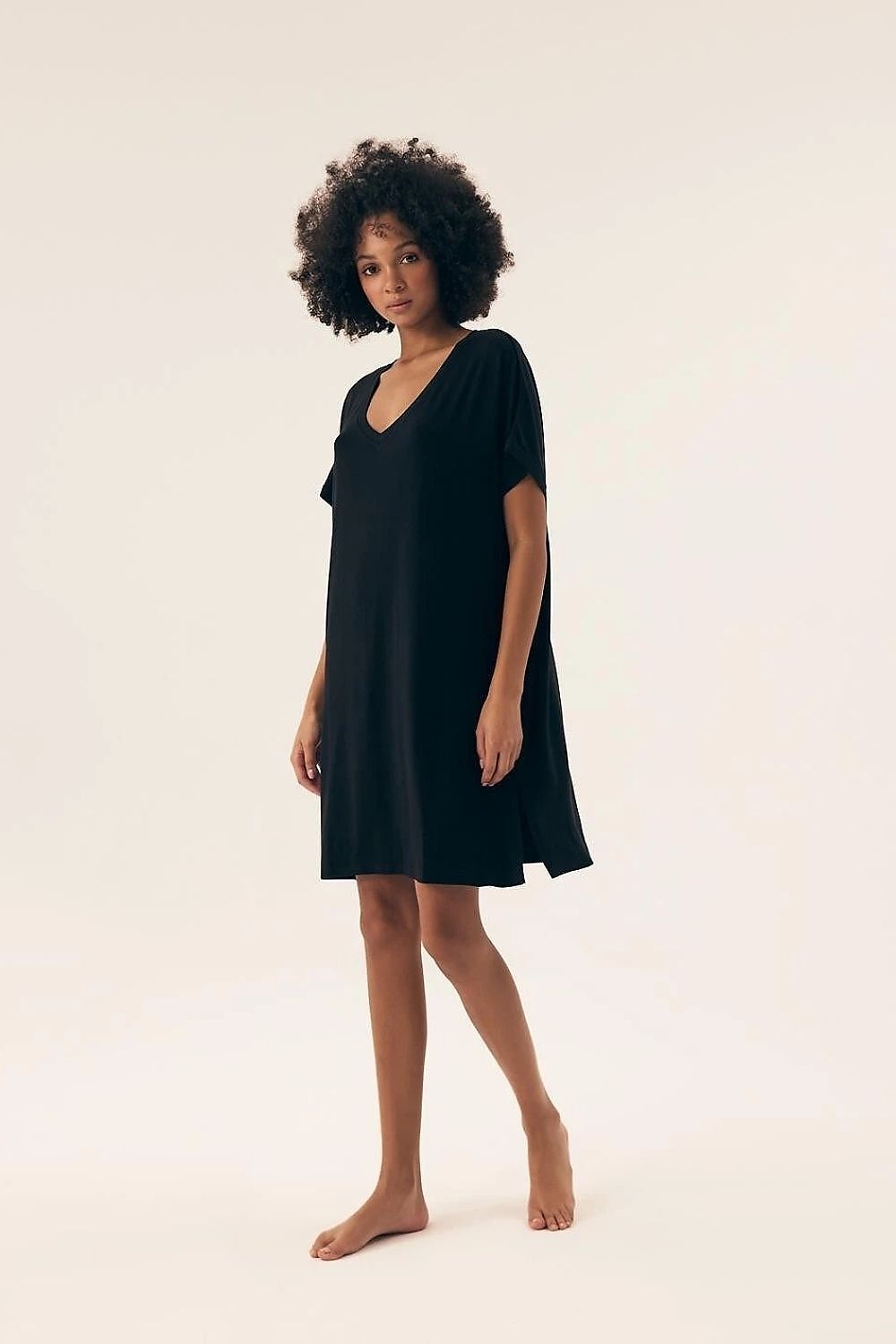 Chemise de nuit noire en viscose, coupe ample, manches courtes, décolleté en V, longueur genou, élégante et confortable.