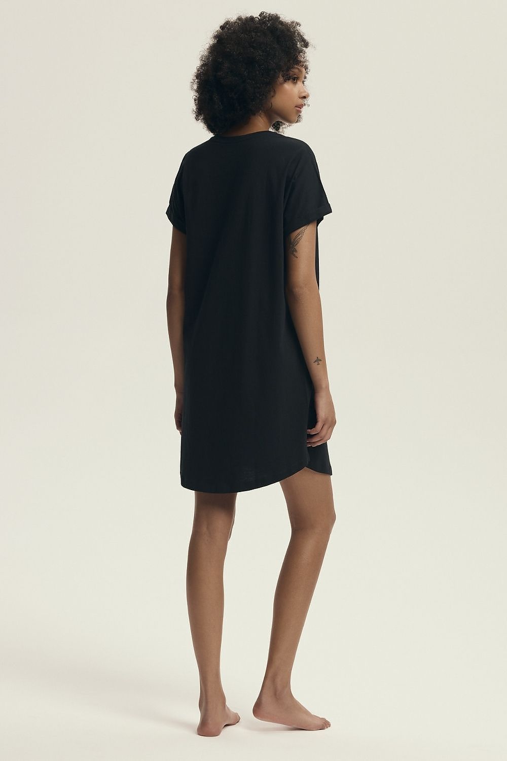 Chemise de nuit noire Henderson, coupe ample, manches courtes, décolleté en U, longueur genou, ourlet semi-circulaire.