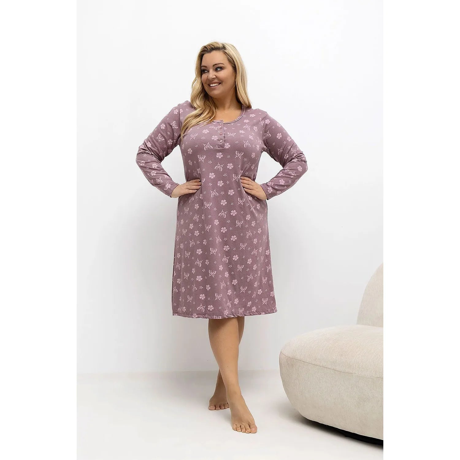 Chemise de nuit grande taille rose avec motifs fleurs et papillons, col rond, manches longues, boutons devant.