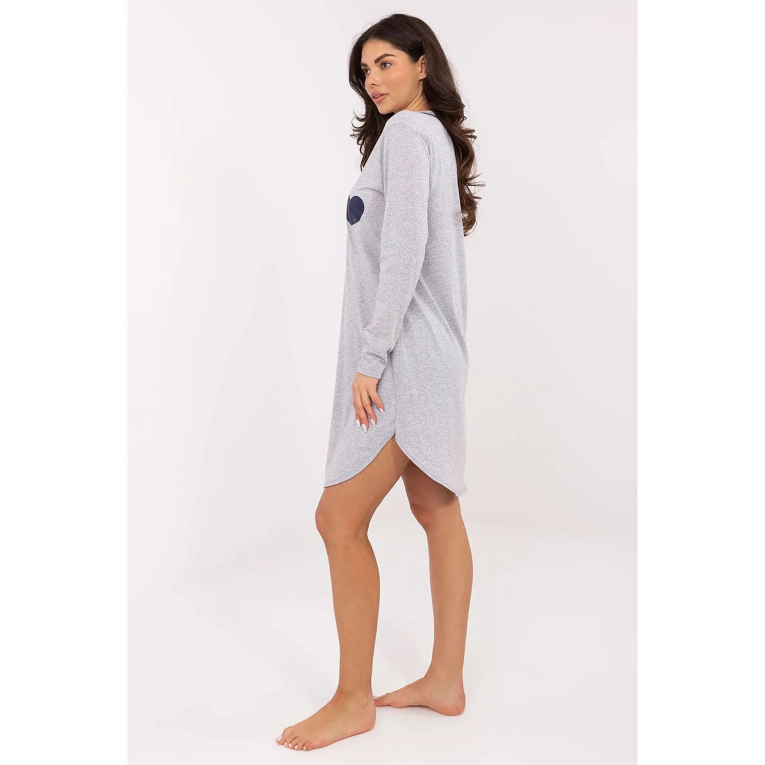 Chemise de nuit gris clair en coton avec cœur imprimé, manches longues et décolleté en V, confort et élégance.