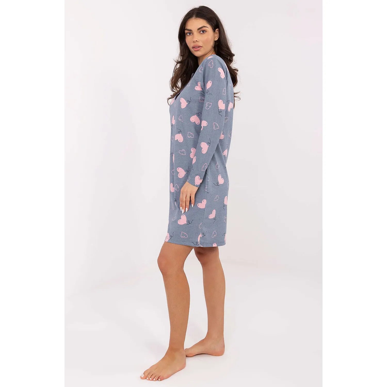 Chemise de nuit bleu avec motifs de cœurs roses, manches longues, décolleté en V, boutons avant, modèle féminin et confort...