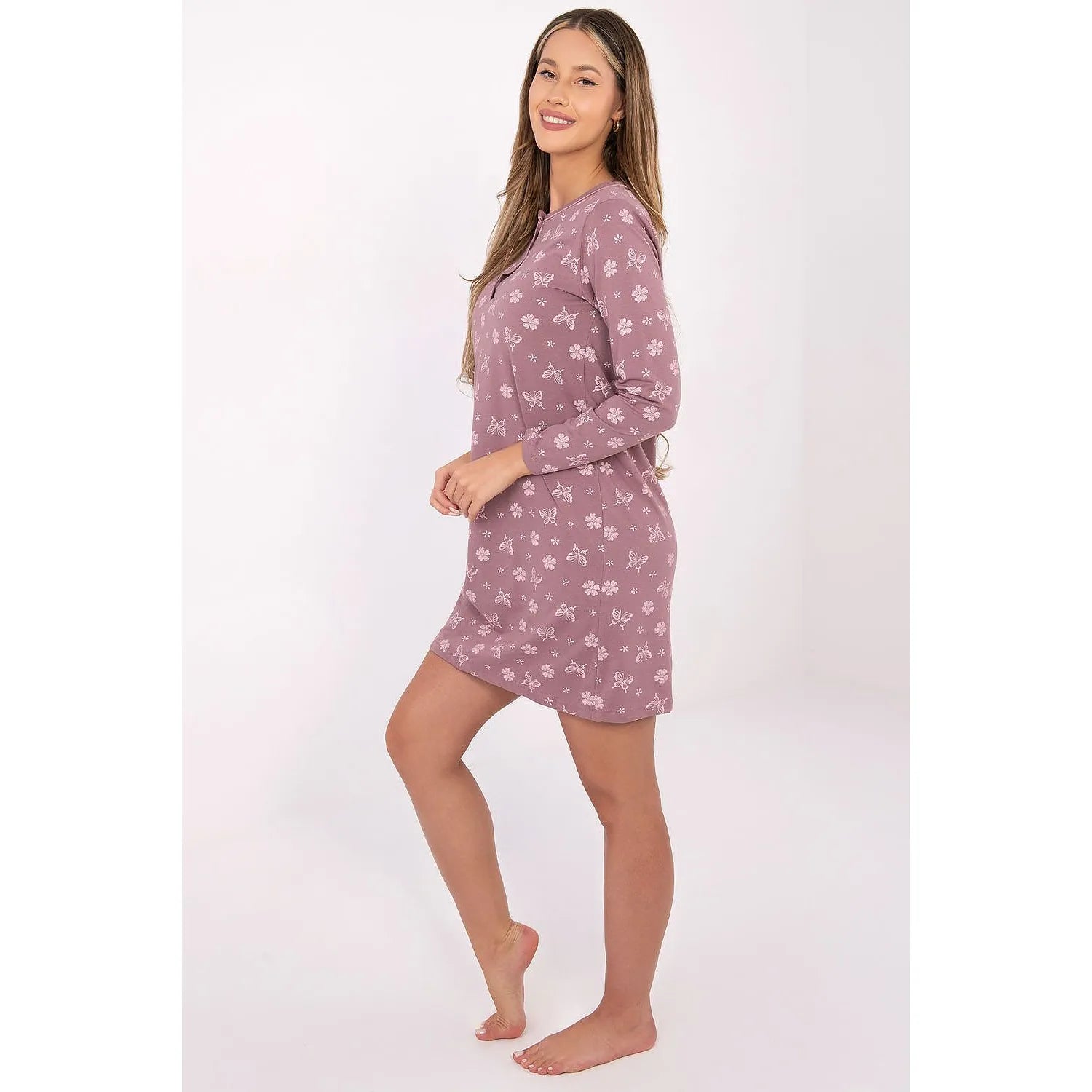 Chemise de nuit rose à motifs fleurs et papillons, manches longues, col rond, boutons avant, style romantique et confortable.