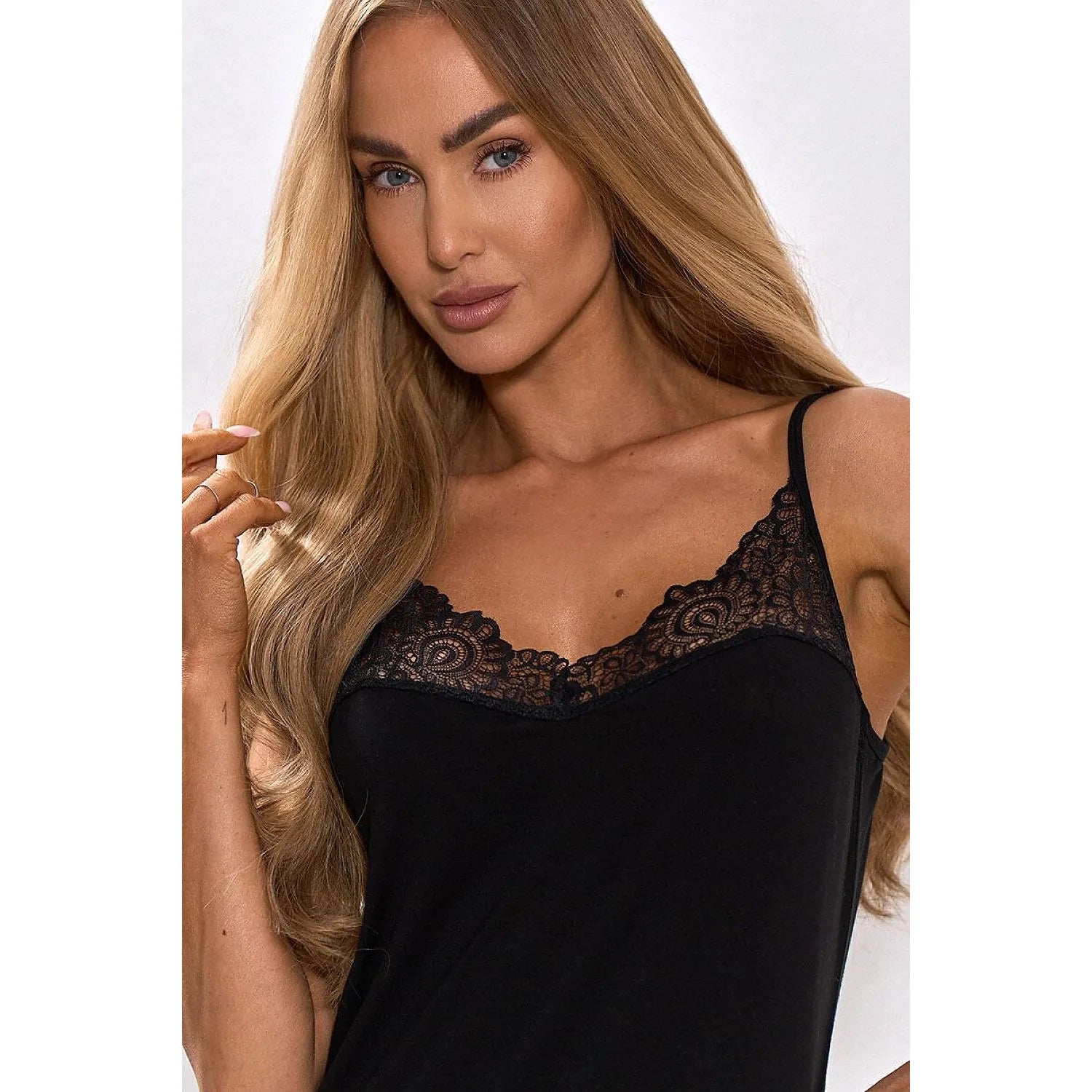 Chemise de nuit dentelle Pure Sin 222605, élégante et confortable, en viscose douce et élasthanne, féminité ajustable.