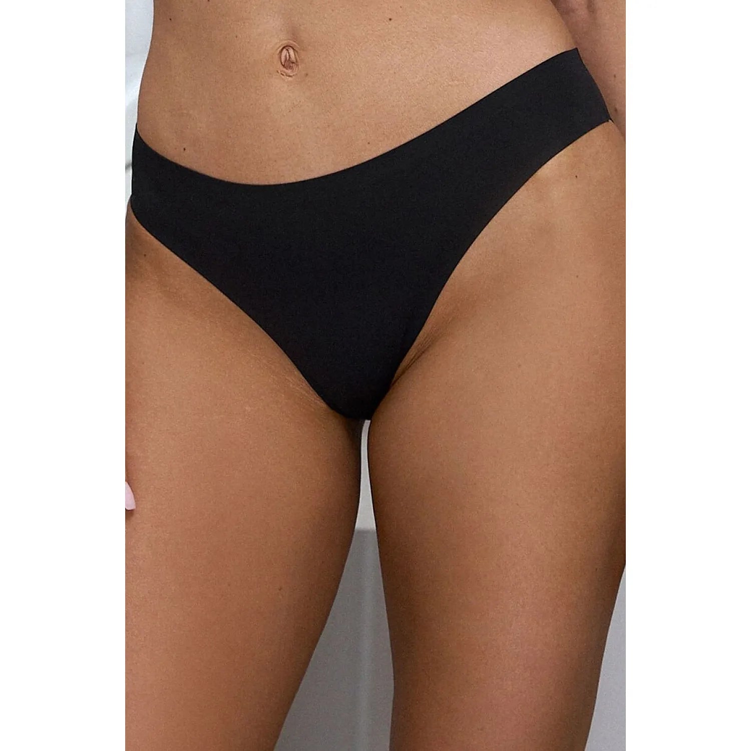 Culotte noire sans couture pour femmes, design Pure Sin BASIC, confort quotidien, ajustement seconde peau.