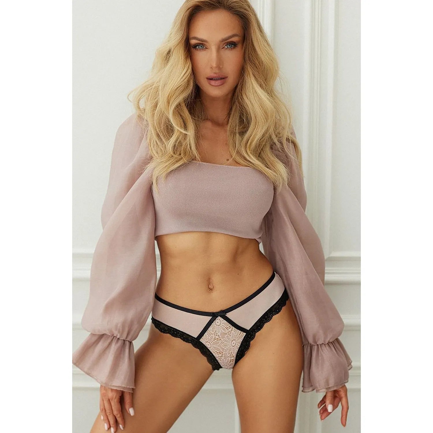 Culottes dentelle florale rose pastel finition noire ajustement parfait femme élégante