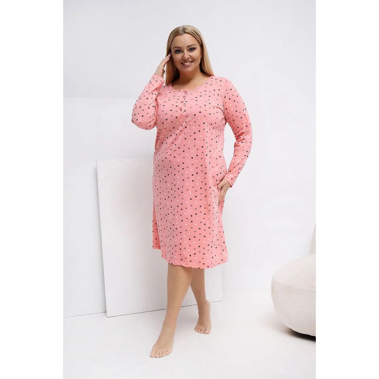 Chemise de nuit grande taille rose à pois noirs, manches longues, coton doux, élégante et confortable pour un sommeil pais...