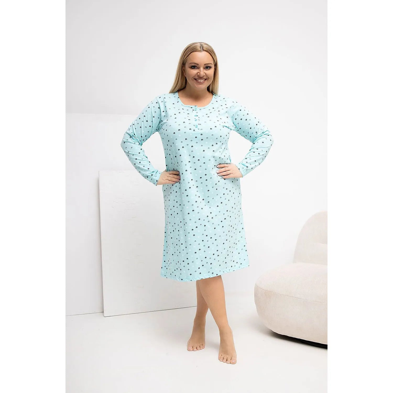 Chemise de nuit grande taille bleue à pois, manches longues, élégante et féminine, en coton doux pour confort optimal.