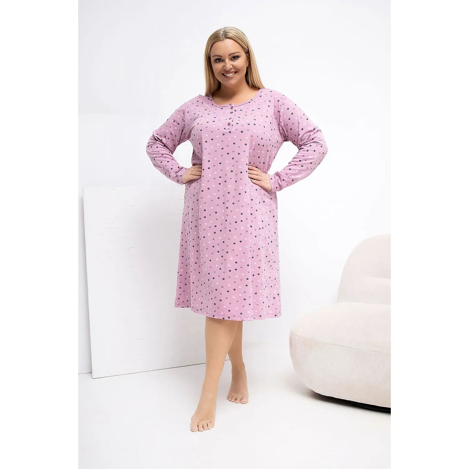 Chemise de nuit rose à pois noirs, manches longues, en coton doux, grande taille, élégante et confortable.