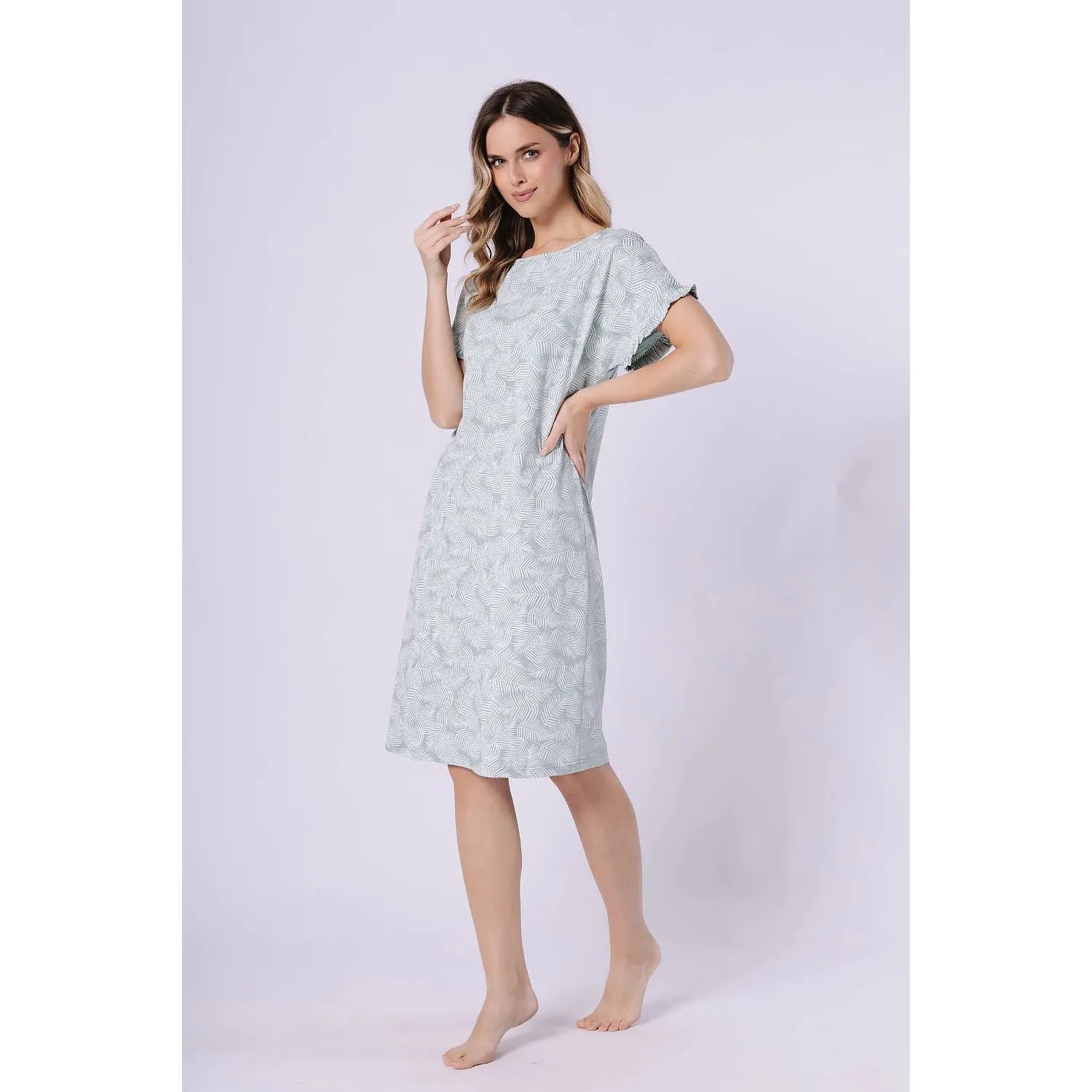 Chemise de nuit coton imprimée, manches courtes, volants, élégante, coupe ample, femme, confort et style.