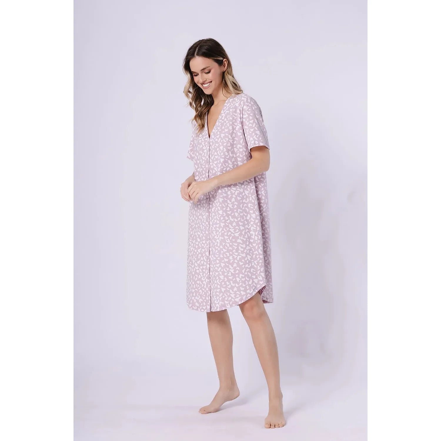 Chemise de nuit rose en coton avec boutons, manches courtes, style classique féminin, confort optimal pour la nuit.
