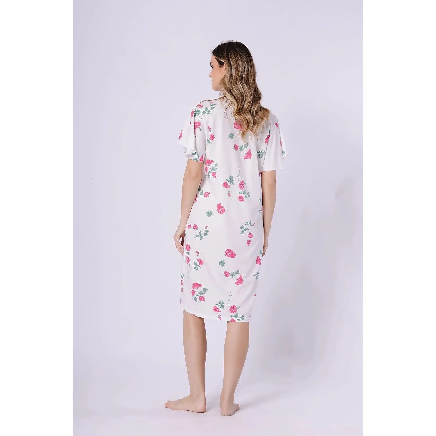 Chemise de nuit blanche à manches courtes avec imprimé floral rose, coupe ample et décolleté en V pour confort optimal.