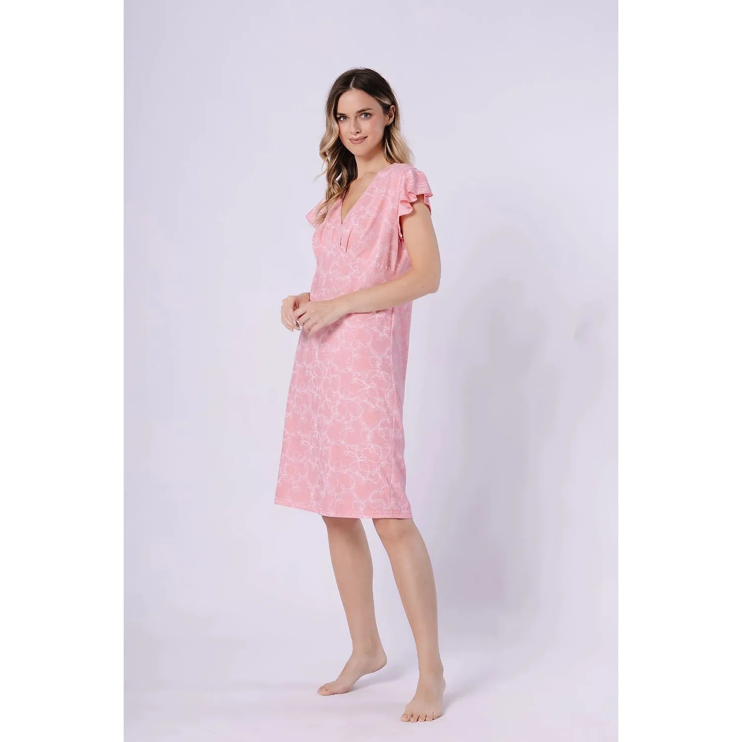 Chemise de nuit rose en coton, manches courtes, décolleté en V, imprimé floral, élégante et confortable pour femme.