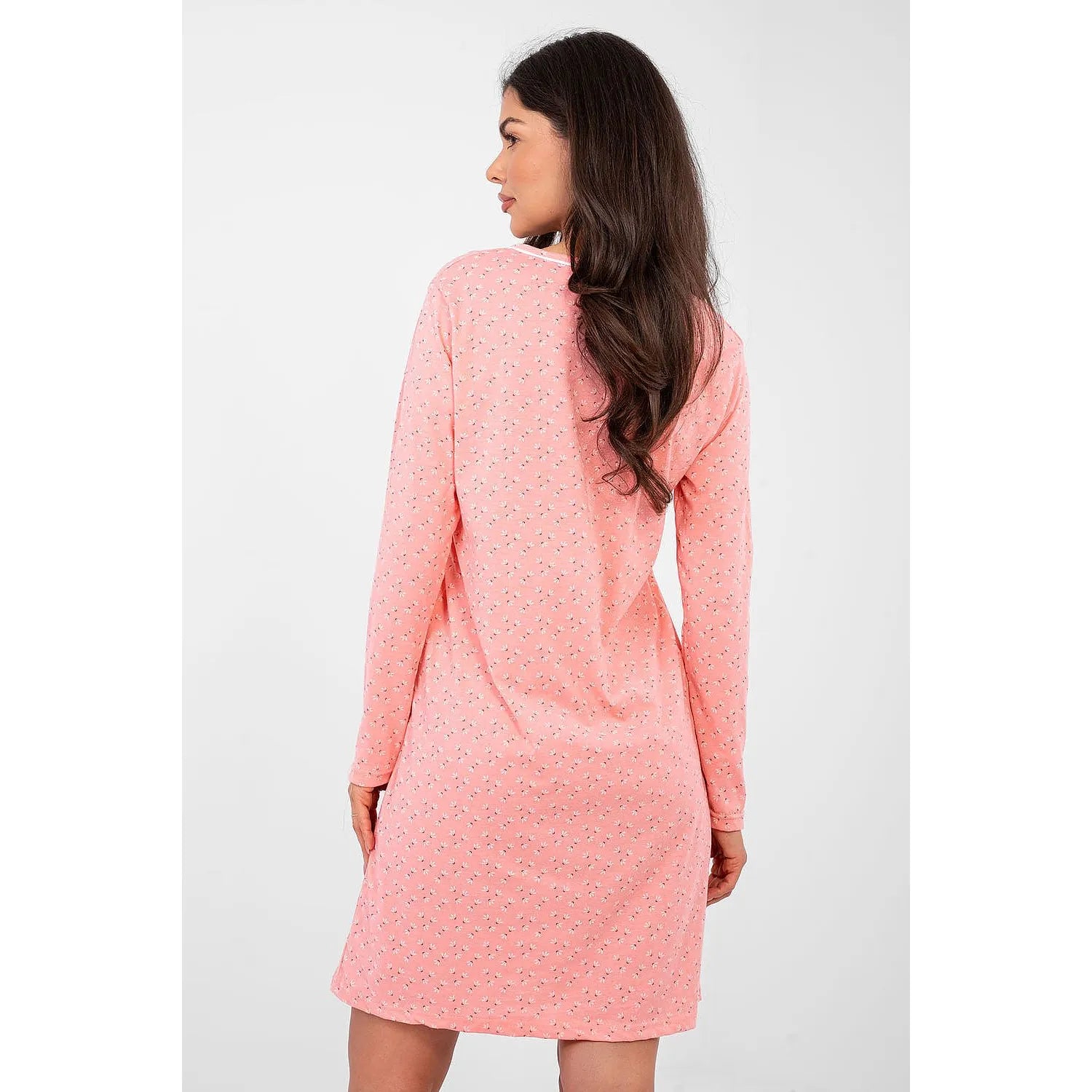 Chemise de nuit rose en coton manches longues, imprimé subtil, coupe droite, col rond, élégance et confort nocturne.