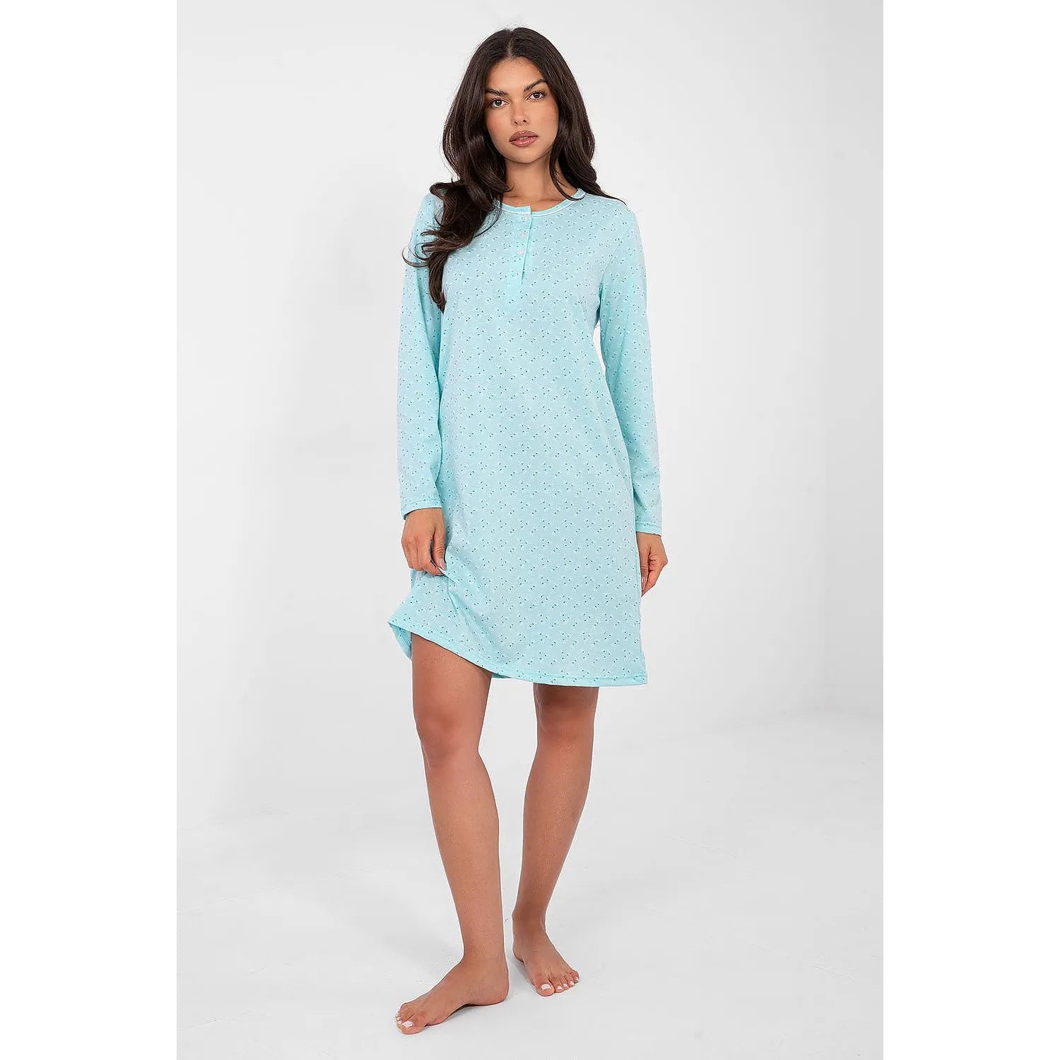 Chemise de nuit rose en coton doux, manches longues, col rond avec boutons, élégante et confortable pour un sommeil paisible.