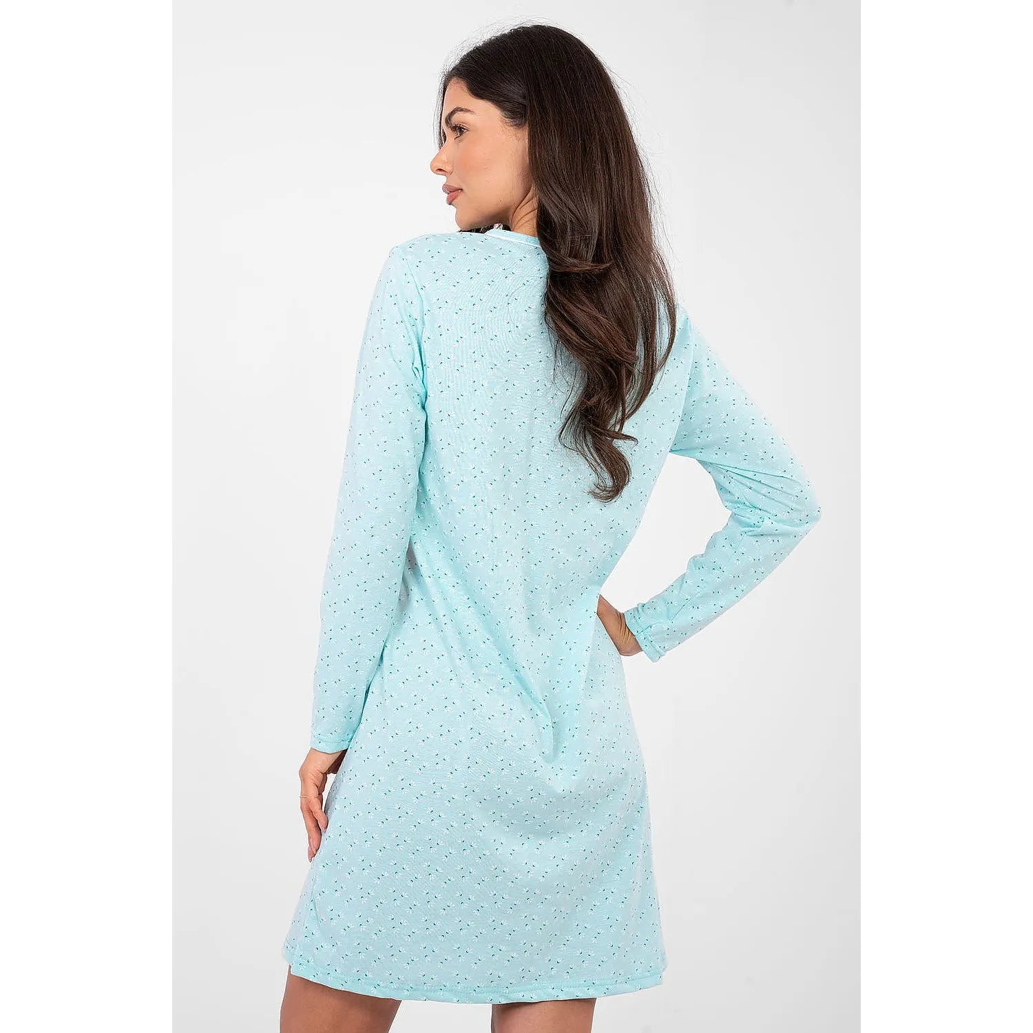 Chemise de nuit bleu clair en coton doux, manches longues, col rond, boutons, motif discret, confort et élégance.