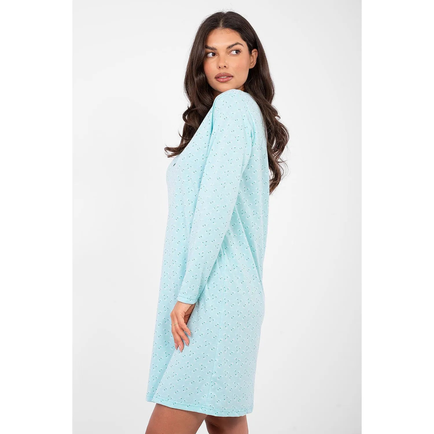 Chemise de nuit rose en coton doux, manches longues, col rond, boutons, confort et élégance pour sommeil paisible.