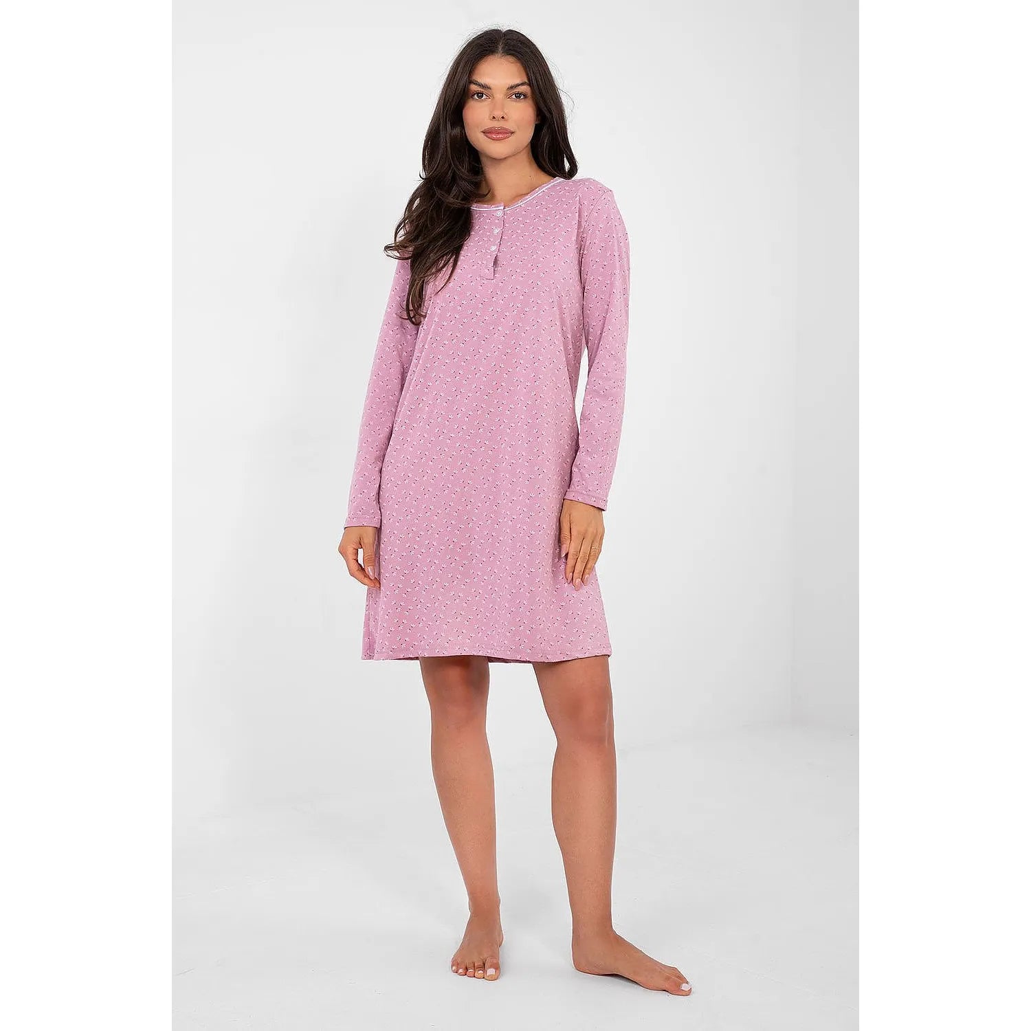 Chemise de nuit rose manches longues en coton doux avec imprimé subtil, idéale pour confort et élégance nocturne.
