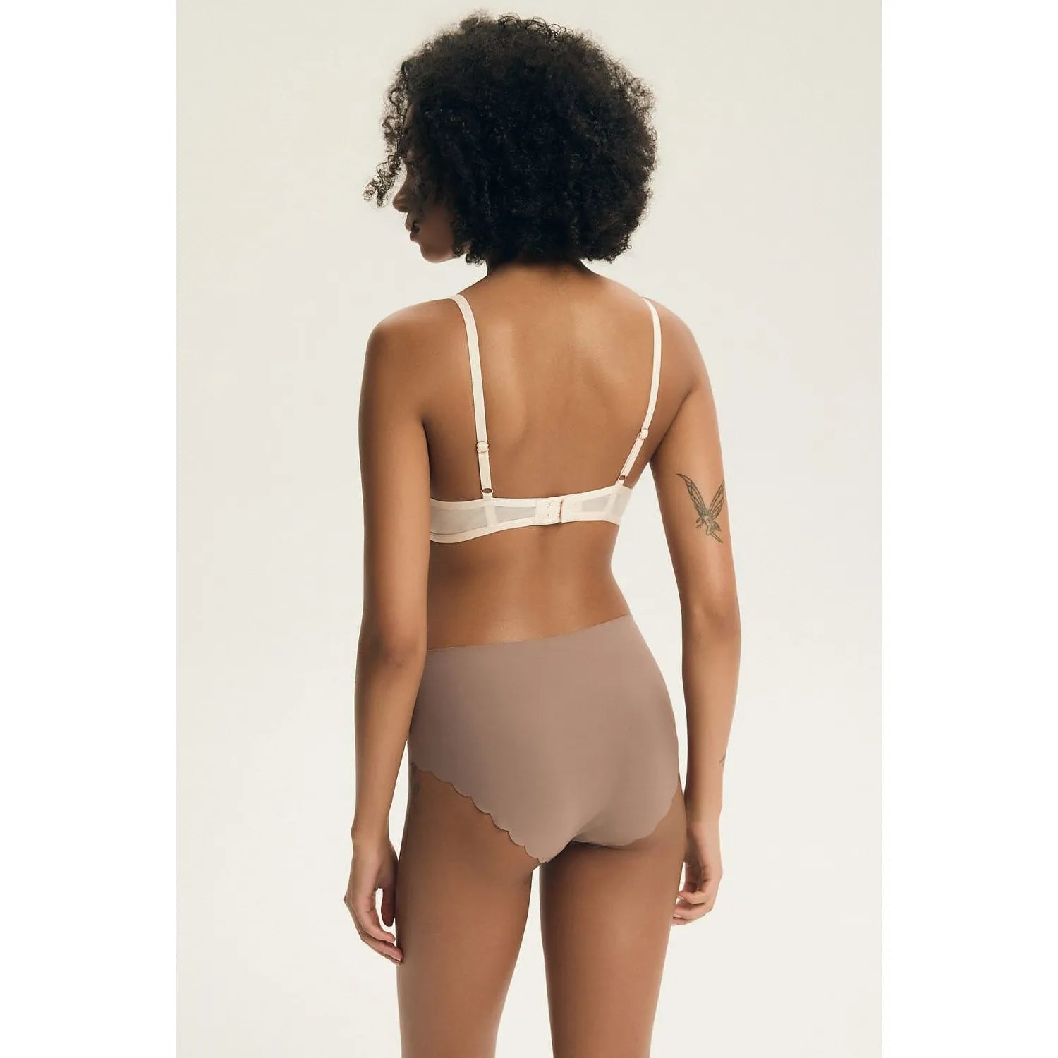 Culottes femme coton beige avec nœud décoratif, coupe classique, confort quotidien, vue de dos sur mannequin.