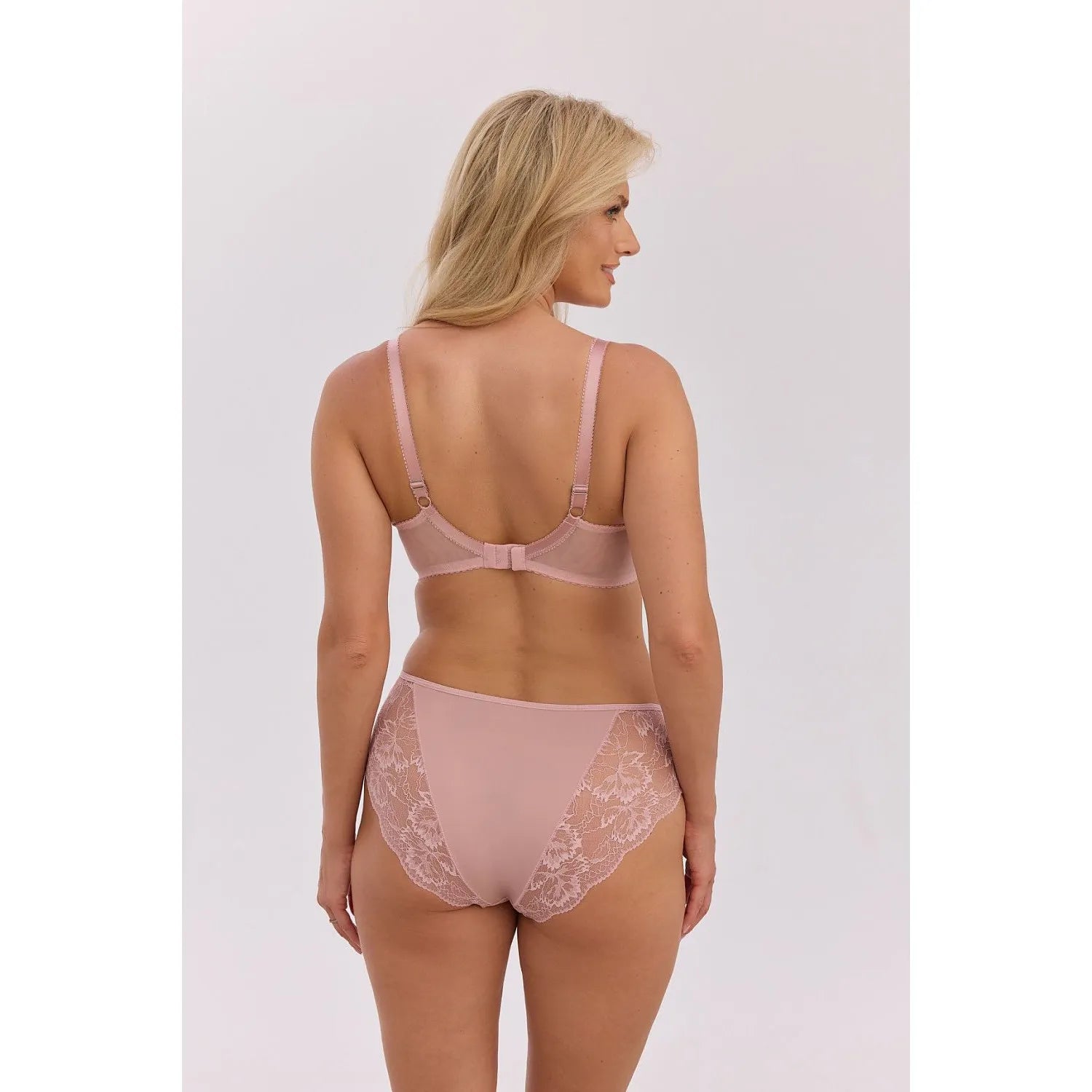 Culotte femme taille haute rose en microfibre avec dentelle délicate, offrant confort et invisibilité sous les vêtements.