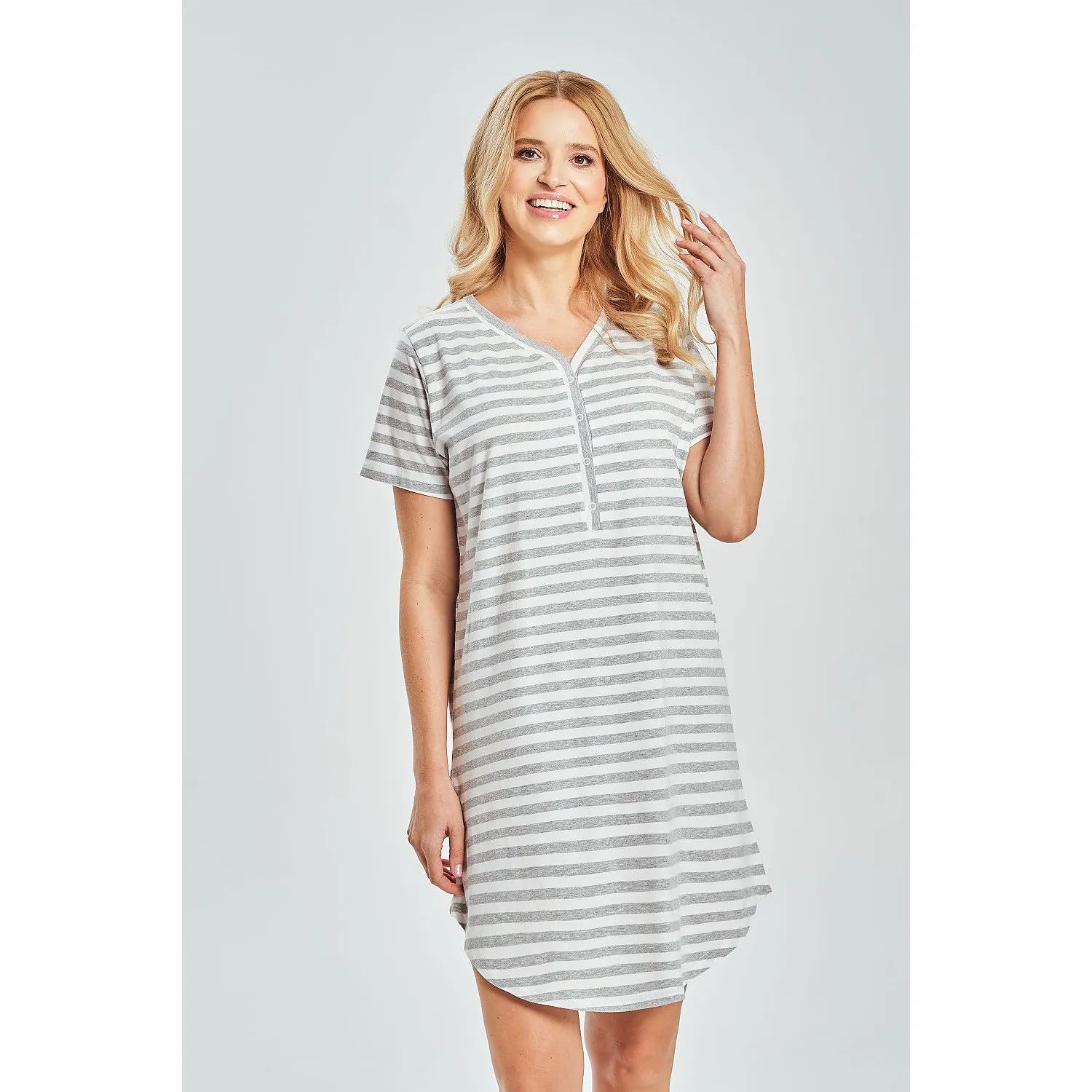 Chemise de nuit rayée grise et blanche, manches courtes, boutons pression, modèle Taro 225169, coton confortable.