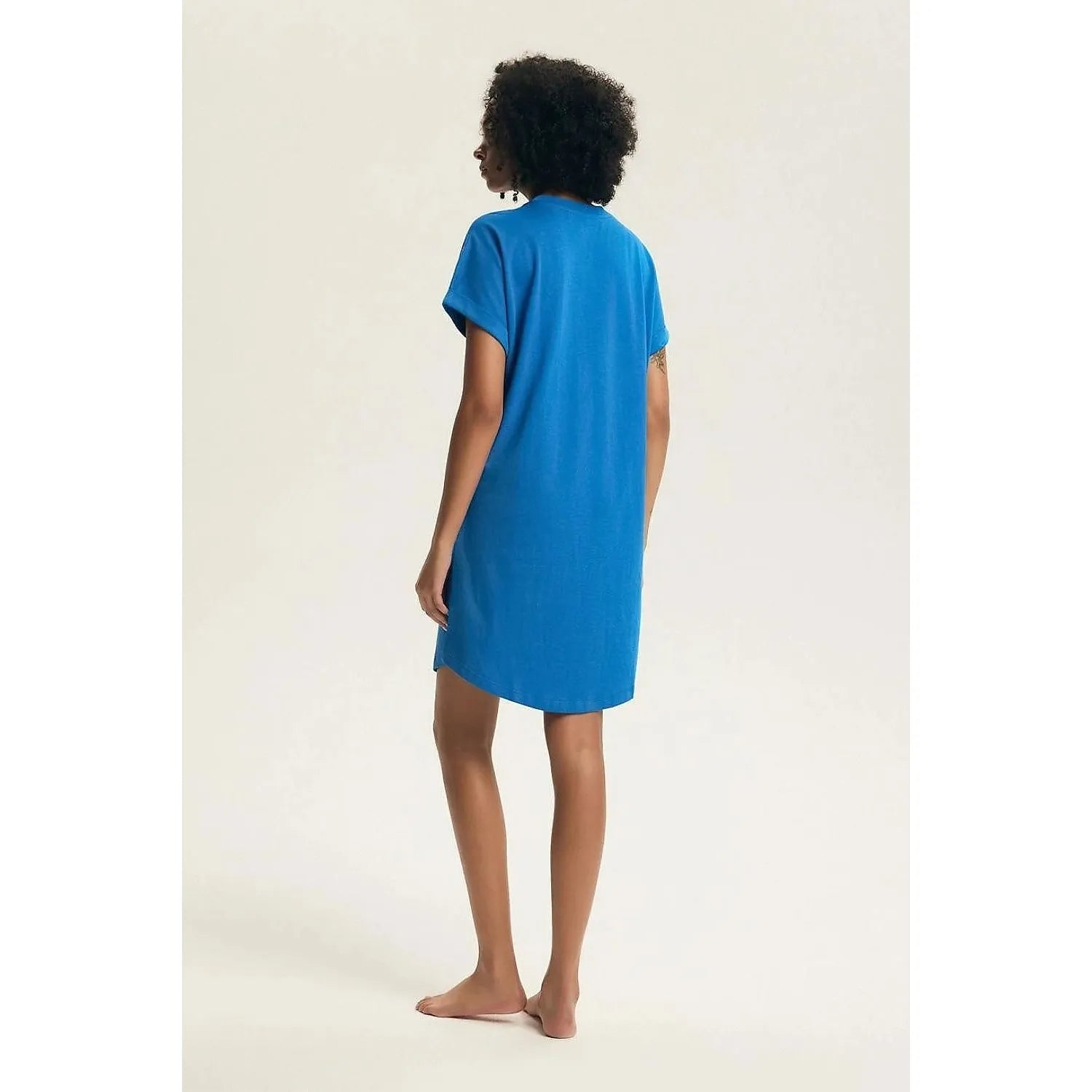 Chemise de nuit bleue en coton, manches courtes, coupe ample, col rond, idéale pour confort et détente.
