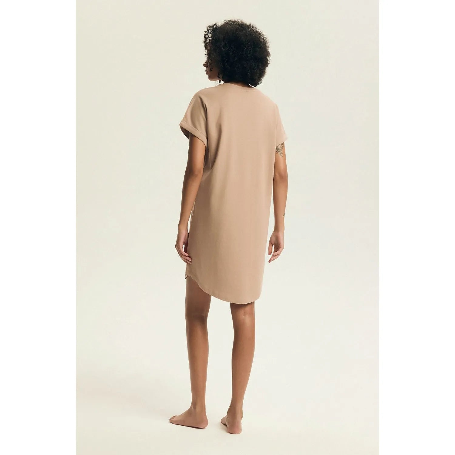 Chemise de nuit femme beige, coton imprimé, col rond, manches courtes, coupe ample, style moderne et confortable.