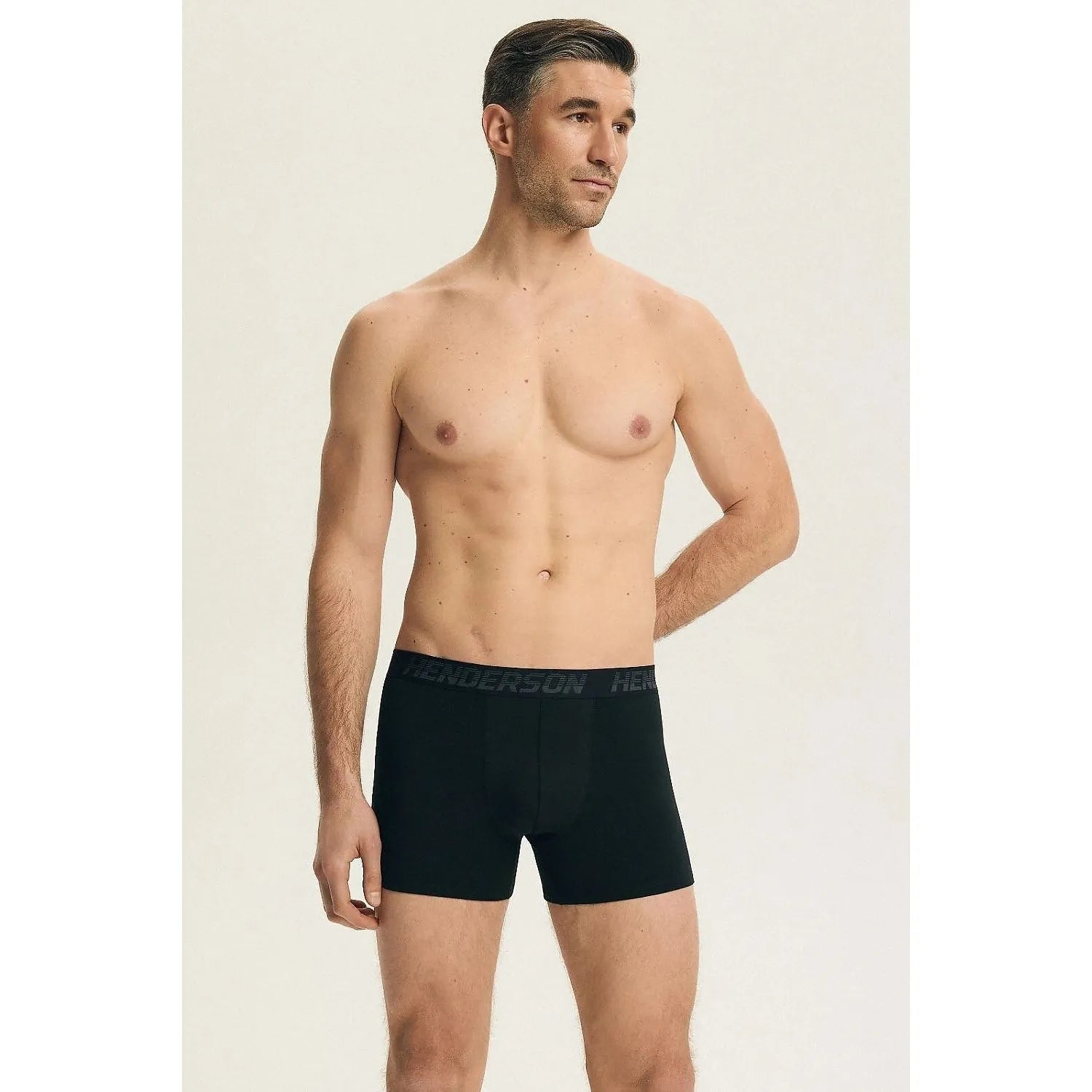 Homme portant un boxer noir en coton respirant Henderson 226601, design moderne et confortable, pack de 3.