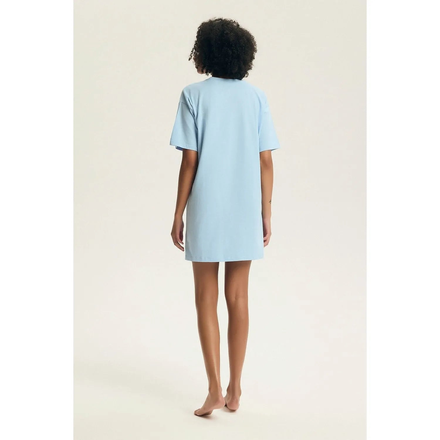 Chemise de nuit femme bleu clair en coton, manches courtes, col rond, coupe ample pour confort et élégance décontractée.