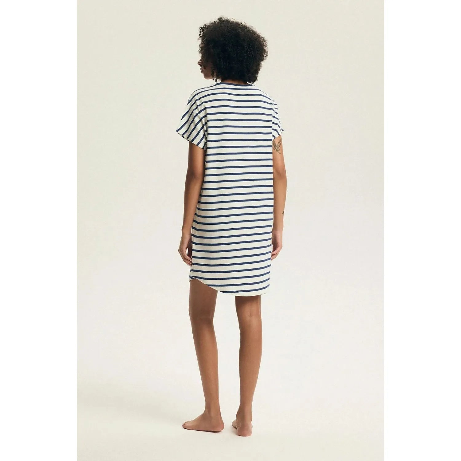 Chemise de nuit femme rayée bleu et blanc, manches courtes, coupe ample, en coton respirant pour confort nocturne élégant.