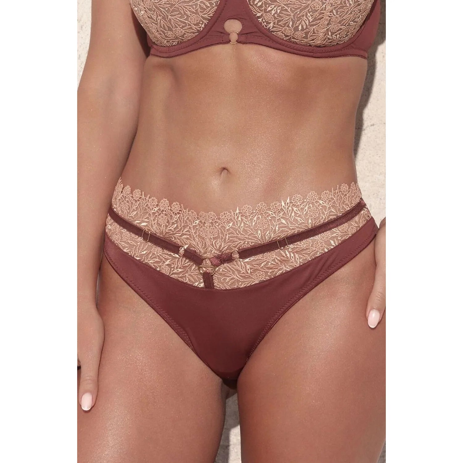 Culottes brésiliennes chocolat en dentelle beige et tulle, design élégant et confortable, invisible sous les vêtements.