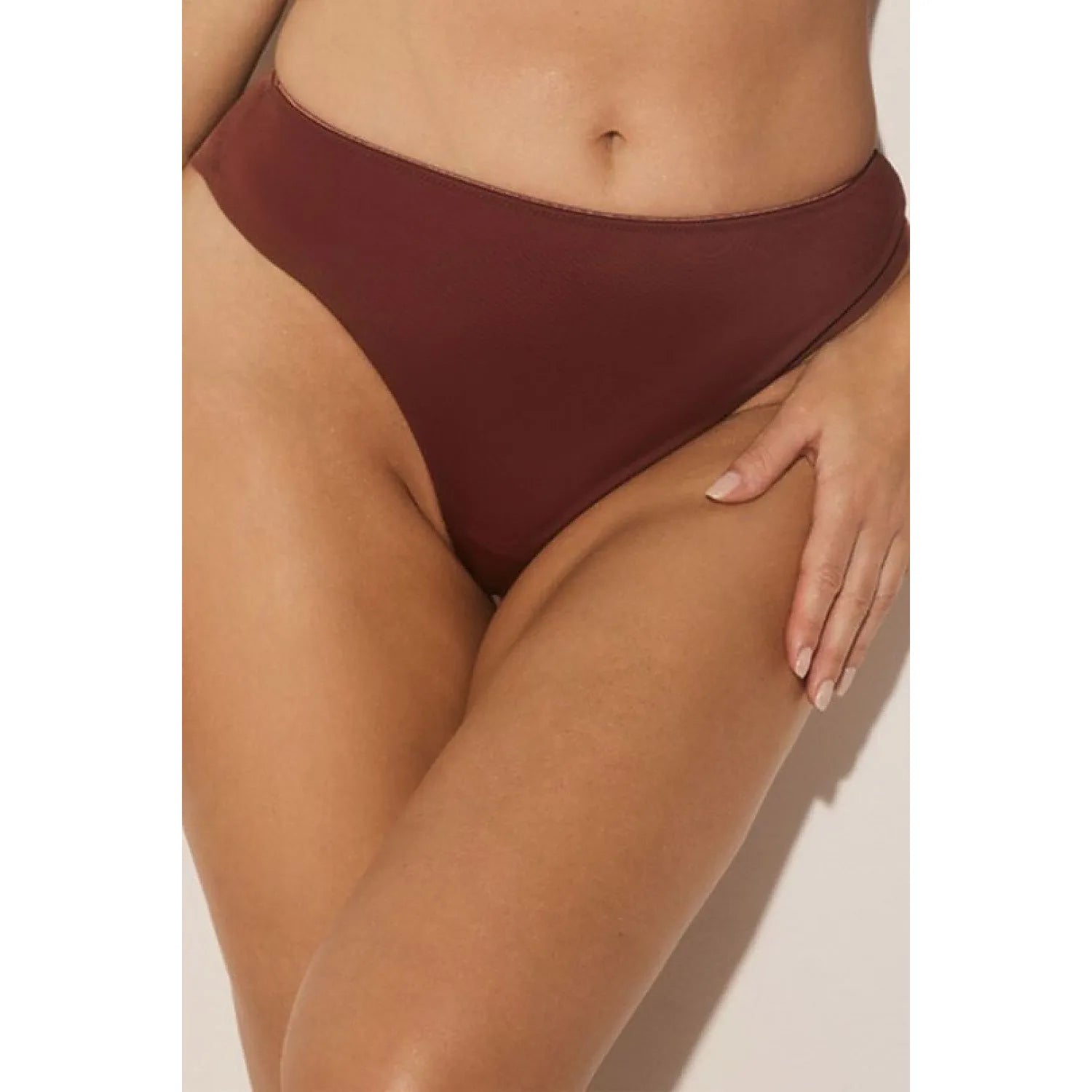 Culotte brésilienne brune, tissu doux, coupe flatteuse, confort féminin, allonge jambes, hygiène optimale.