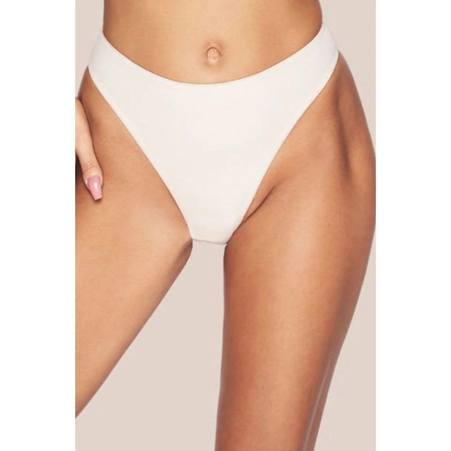Culotte brésilienne beige invisible, tissu doux, taille haute, design allongeant, confort et élégance sous vêtements.