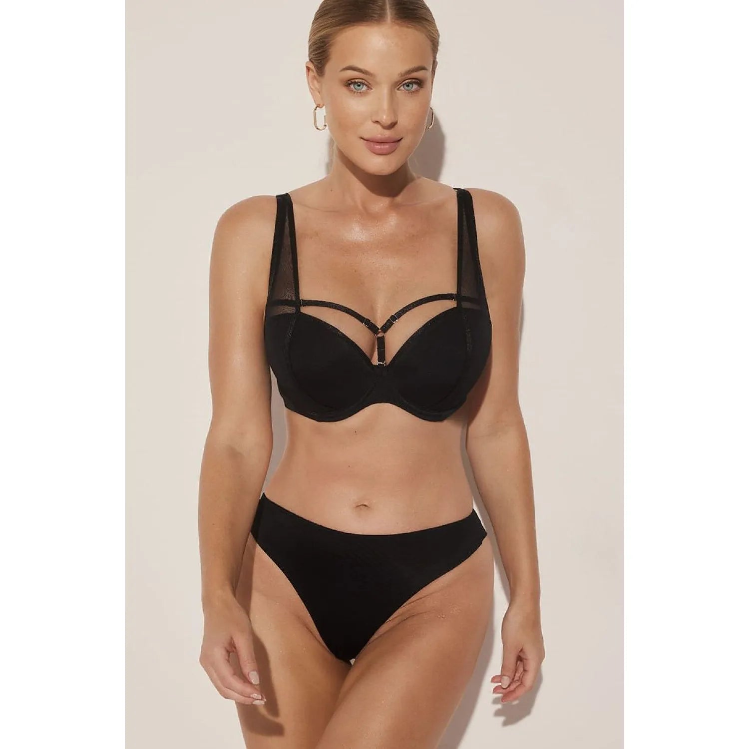 Culottes brésiliennes noires Kinga, élégantes et confortables, offrant une silhouette allongée et hygiénique pour femmes.