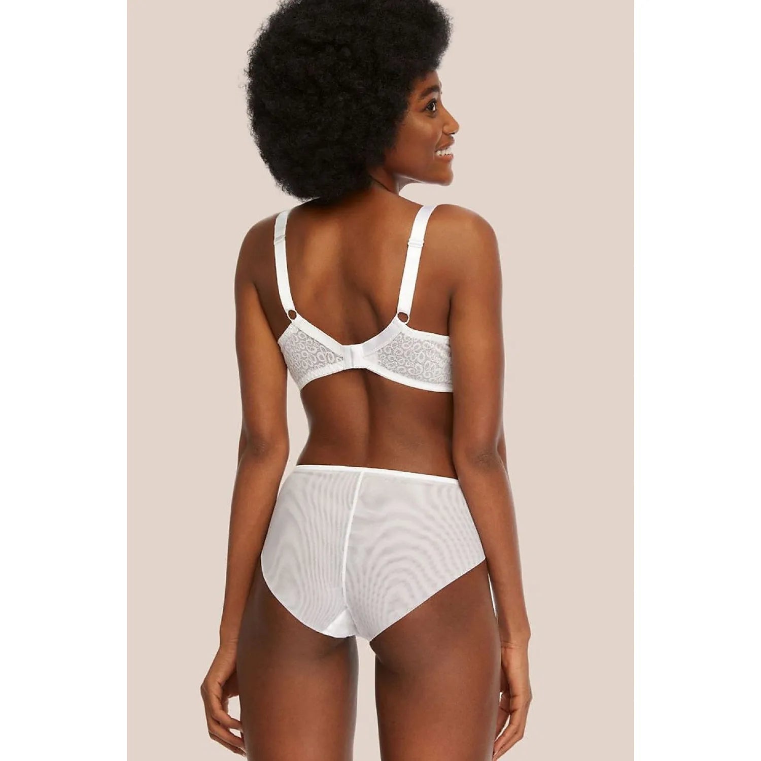 Culotte invisible blanche en tulle élastique Clara P-744/2, design raffiné, effet seconde peau, confort optimal.