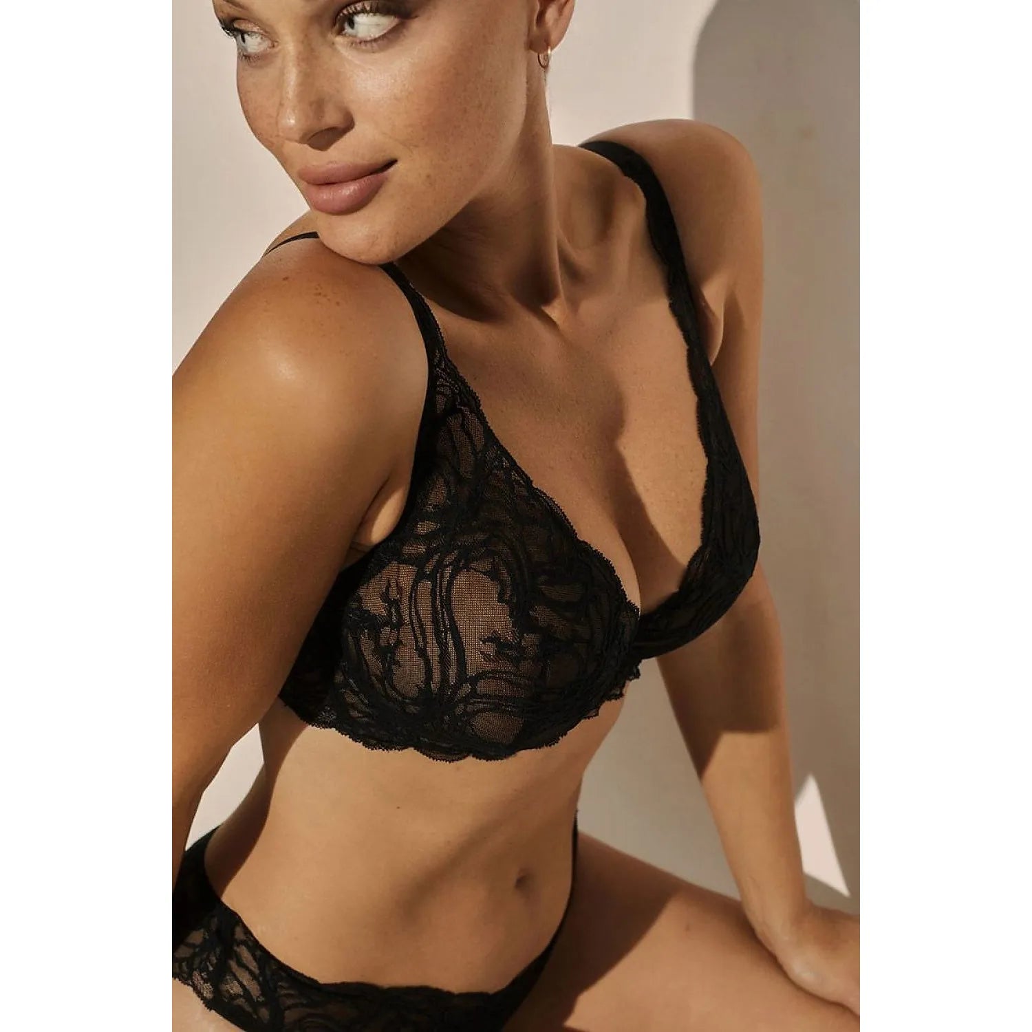 Culotte brésilienne en dentelle noire, élégante et confortable, mettant en valeur la silhouette féminine.
