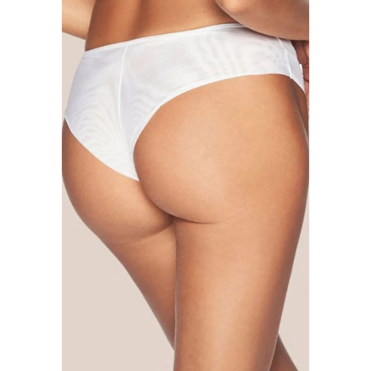 Culotte brésilienne Kinga blanche, ajustée, en coton élasthanne polyamide, offrant confort et élégance pour toutes occasions.