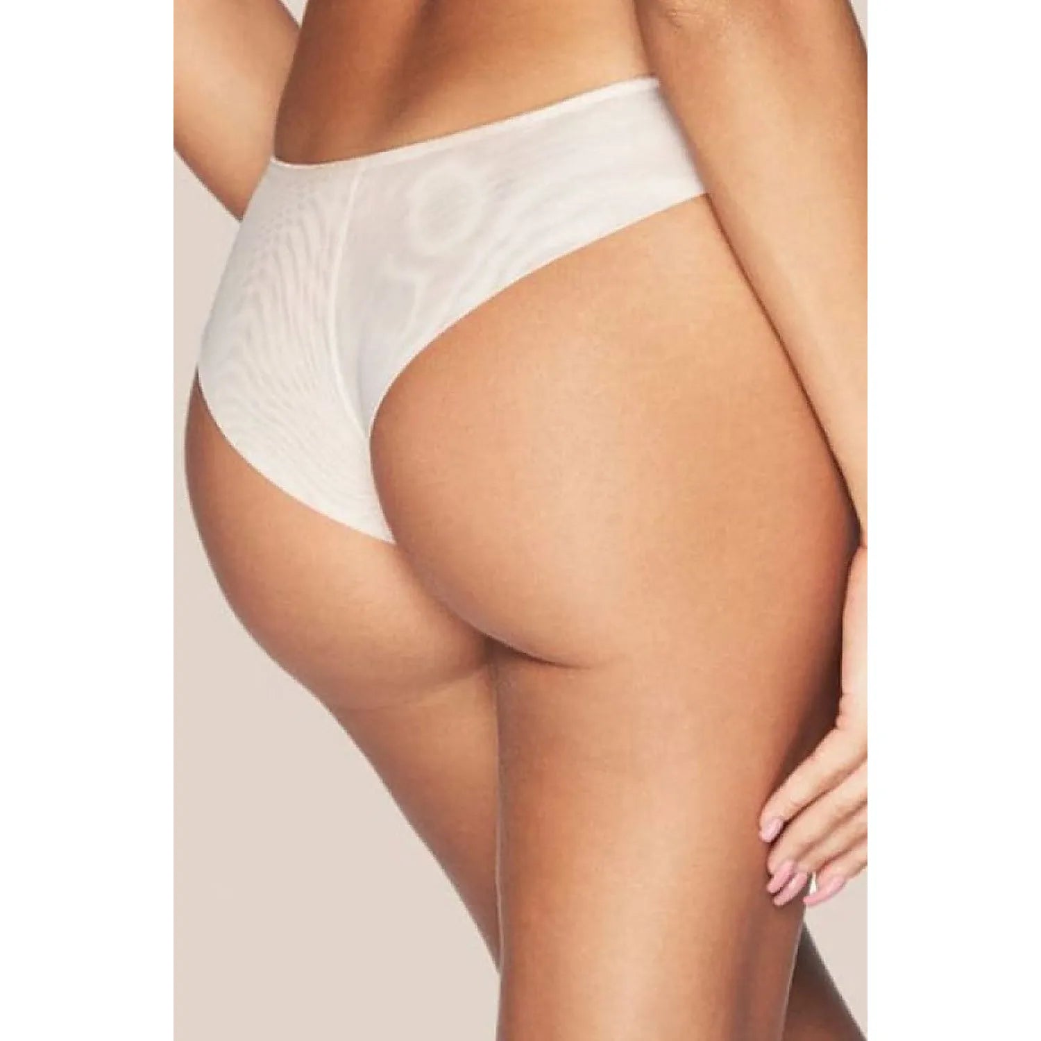 Culotte brésilienne Kinga blanche, coupe flatteuse, tissu doux, taille ajustée, met en valeur les courbes féminines.
