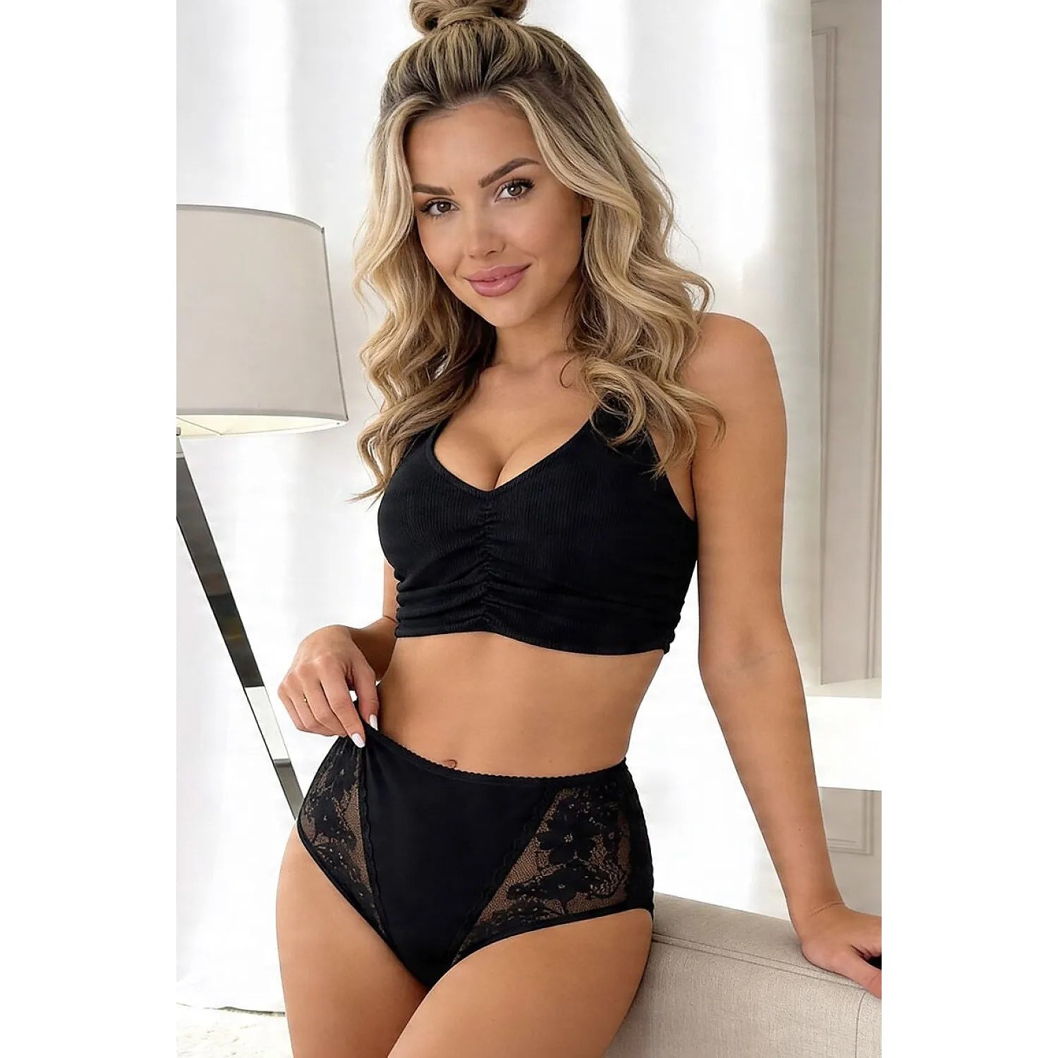Culotte taille haute en coton dentelle, confort invisible, élégance féminine, couleur neutre, pour silhouette sublimée.