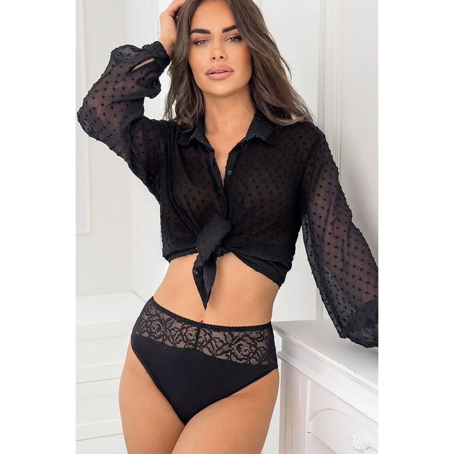 Culotte taille haute noire en dentelle et viscose, élégante et confortable, portée par un mannequin en chemisier noir.