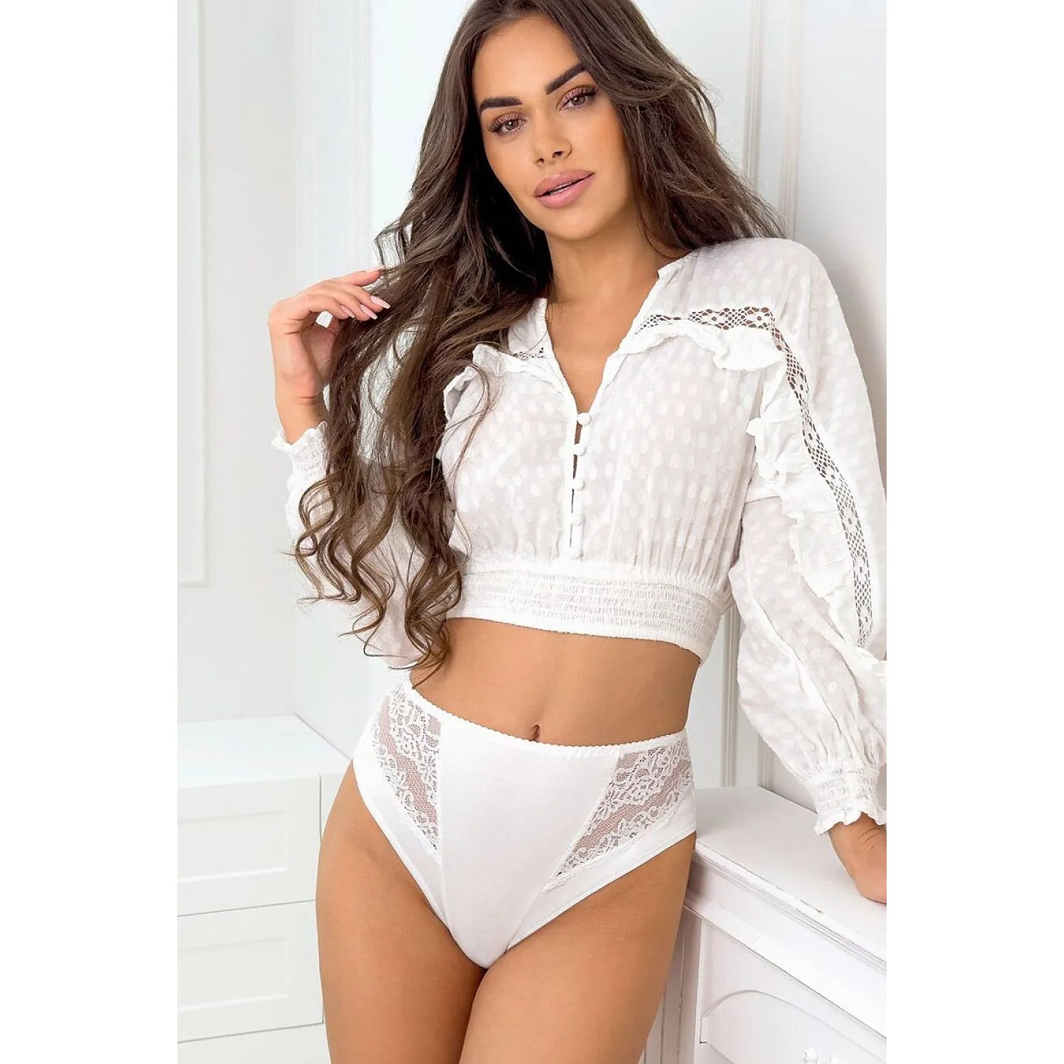 Culotte blanche élégante avec dentelle, taille haute, dos lisse, côtés couverts, ornements délicats, confort quotidien.