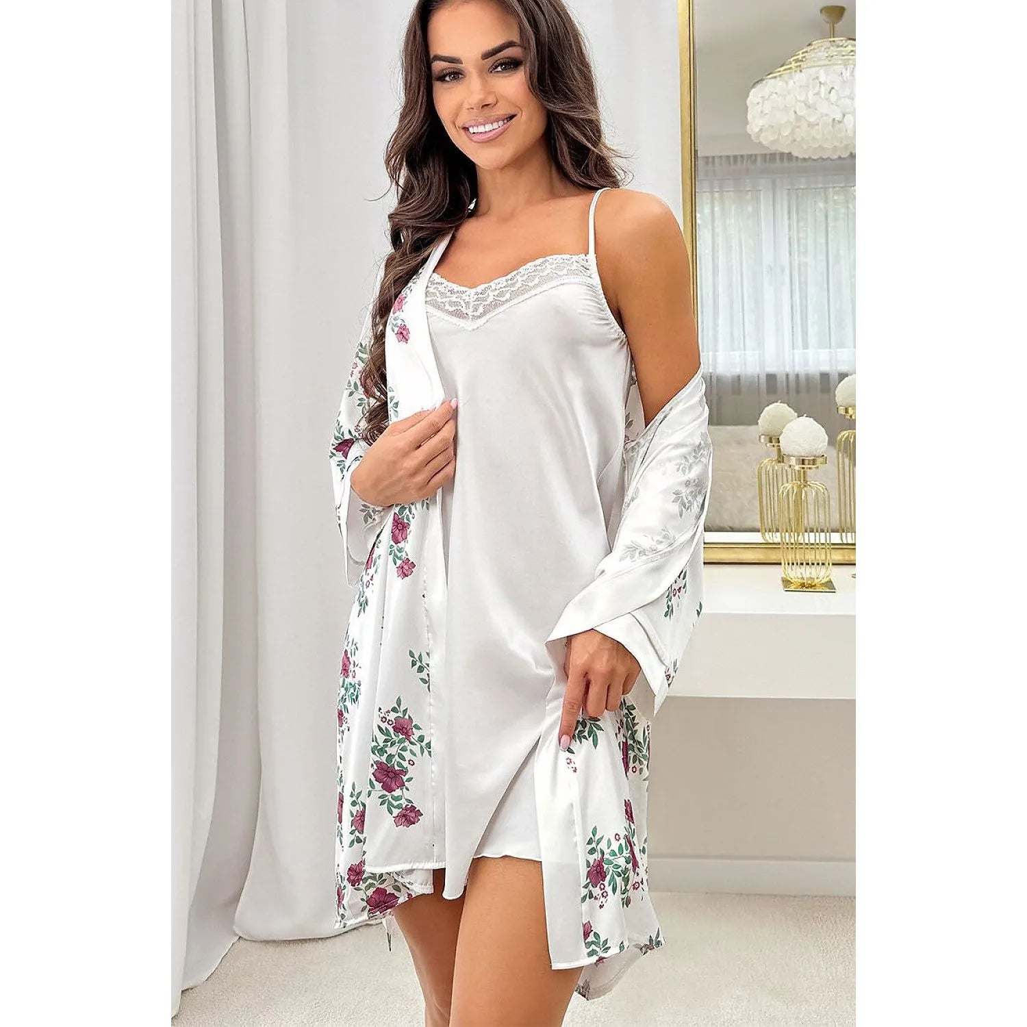 Chemisier de nuit satin dentelle écru femme Julia, élégant et confortable, avec détails délicats pour sublimer la silhouette.