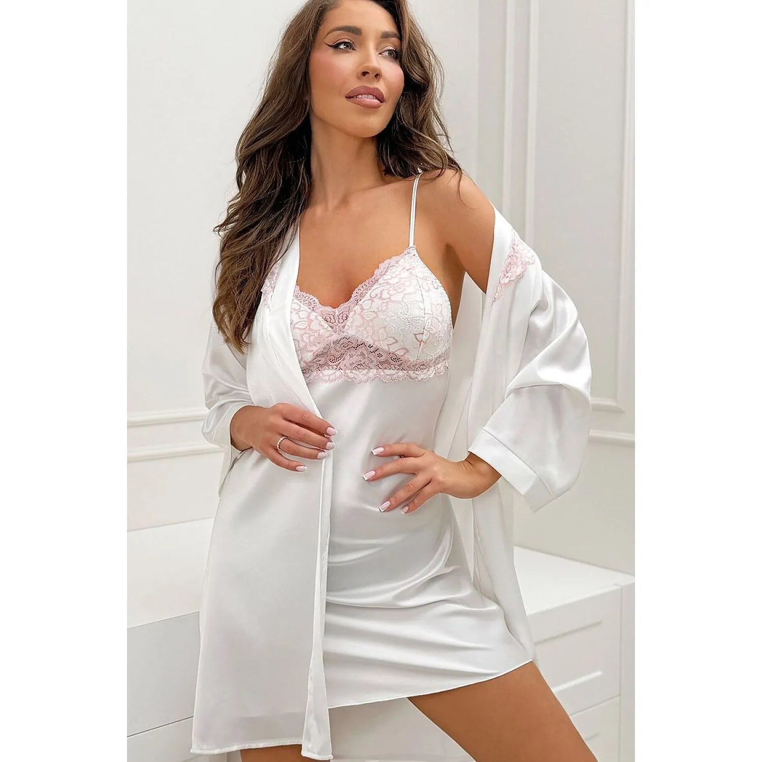 Chemise de nuit satin blanc avec dentelle rose, bretelles fines réglables, élégance féminine et style raffiné.