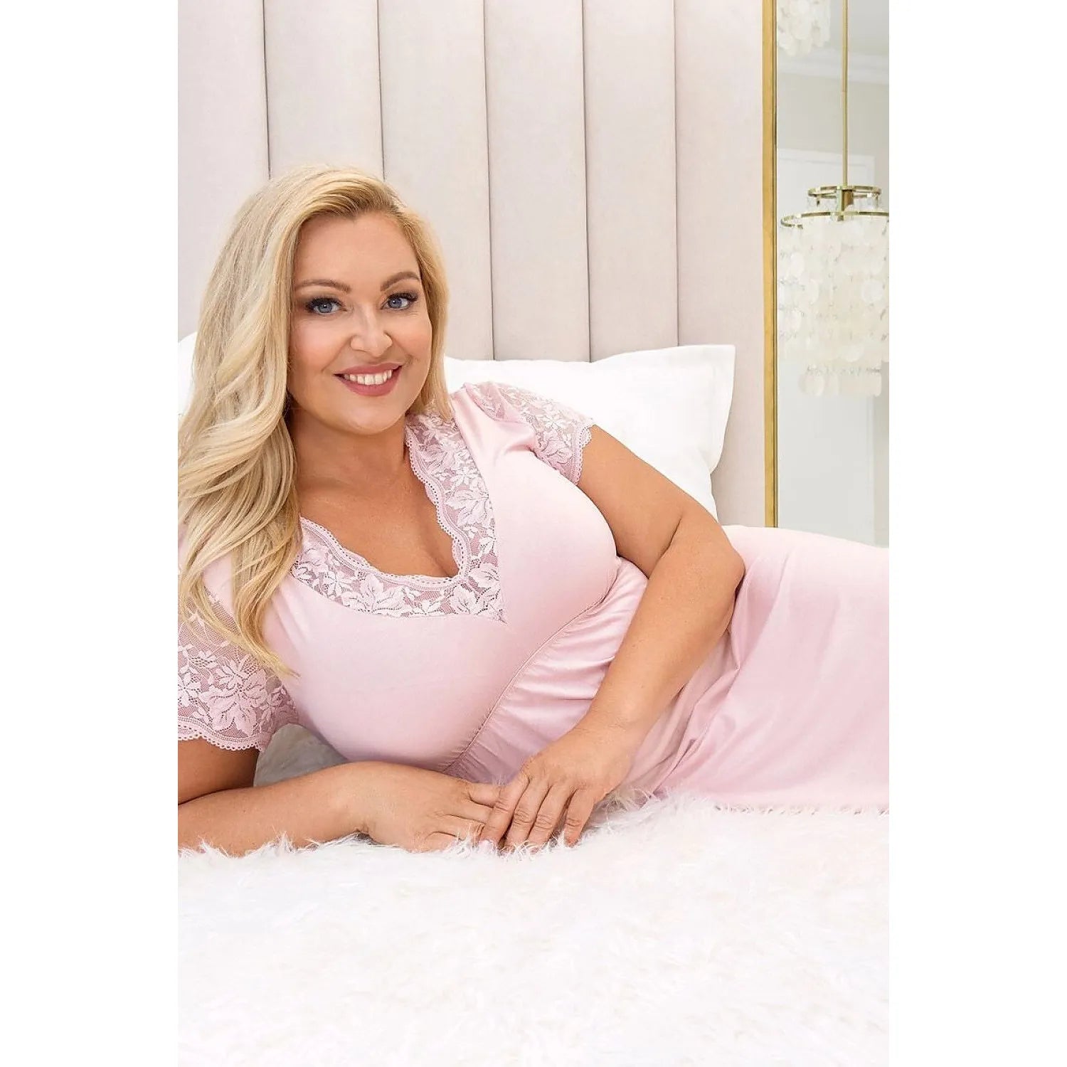 Chemise de nuit rose Plus Size avec dentelle délicate au buste et manches, élégante et confortable pour femme.