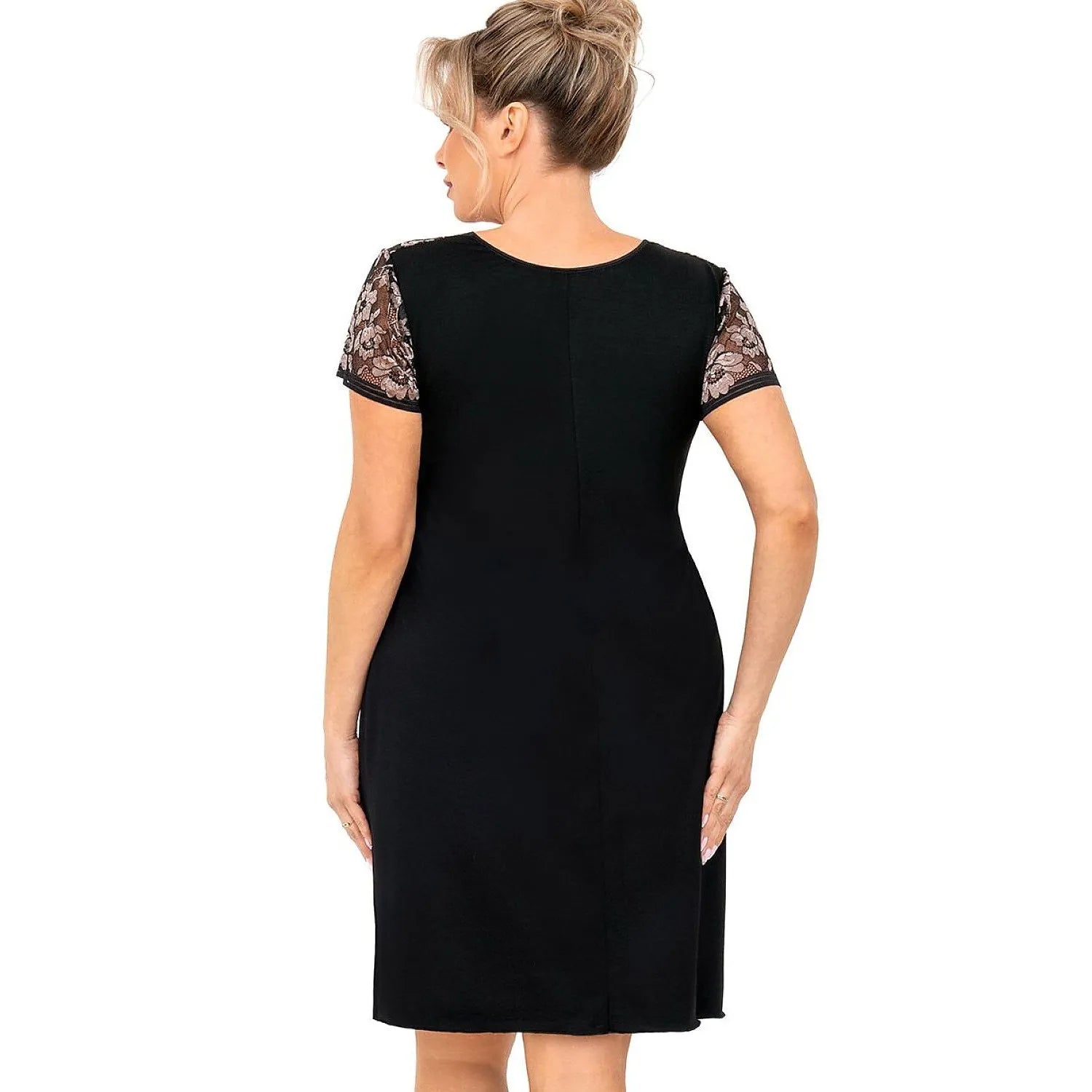 Chemise de nuit noire Plus Size avec manches en dentelle, élégante et féminine, mettant en valeur le style romantique.